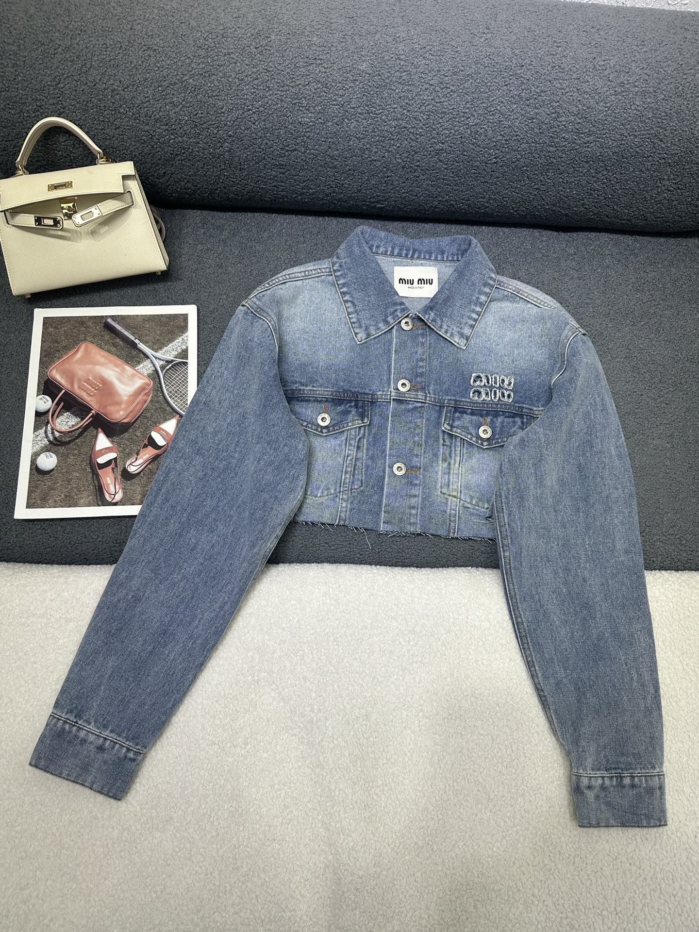 NO:844008,MiuMiu *2026 new long-sleeved denim short jacket/letter embroidery decoration/slim and versatile/shows temperament/high quality/monochrome SML,,miumiu,jackets & coats,19860909MiuMiu *2026新款长袖牛仔短外套/字母绣花装饰 /版型显瘦又百搭/显气质/高品质/单色SML,,miumiu,jackets & coats,,Women's clothing