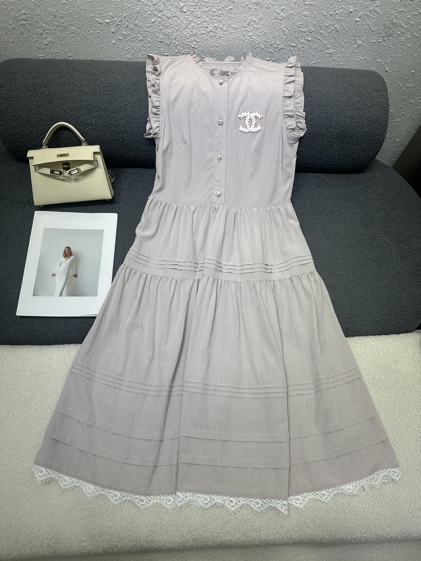 NO:844018,Chanel*2026 new summer style sleeveless dress. Double C pattern appliqué decoration on the chest. The collar/cuffs are spliced ​​with fungus to add a sense of design. The skirt is spliced ​​with lace to add a sense of age. The fit is loose and comfortable. The fabric is light and breathable. Two-color SML,,chanel,skirts,19860909Chanel*2026夏季新款无袖连衣裙 胸前双C图案贴布绣装饰 领口/袖口拼接木耳边增加设计感 裙摆拼接蕾丝花边增加减龄感 版型宽松舒适 面料轻薄透气 两色SML,,chanel,skirts,,Women's clothing