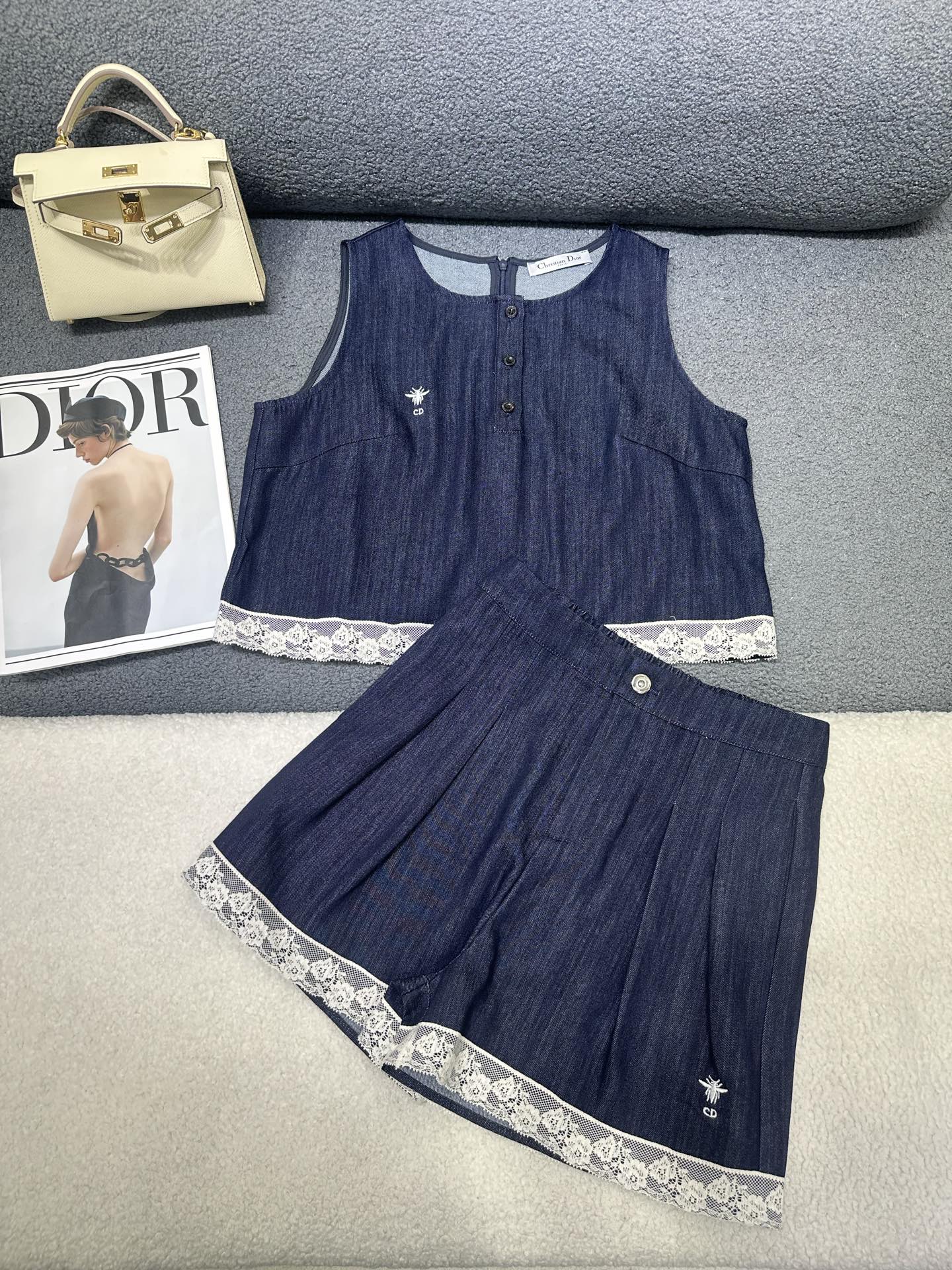 NO:844726,Dior*2026 new summer suit. Sleeveless denim top and denim shorts. Classic bee embroidery embellishment on the chest/lower corners of the pants. Lace stitching at the hem of the top/pant to increase the sense of design. The whole body denim denim fabric has excellent texture. The style is fashionable and age-reducing. Monochrome SML,, dior, shorts,19860909Dior*2026夏季新款套装 无袖牛仔上衣牛仔短裤 胸前/裤子下角处经典小蜜蜂刺绣点缀装饰 上衣/裤子下摆处拼接蕾丝花边增加设计感 通体单宁牛仔面料质感极佳 版型洋气减龄 单色SML,,dior,shorts,,Women's clothing