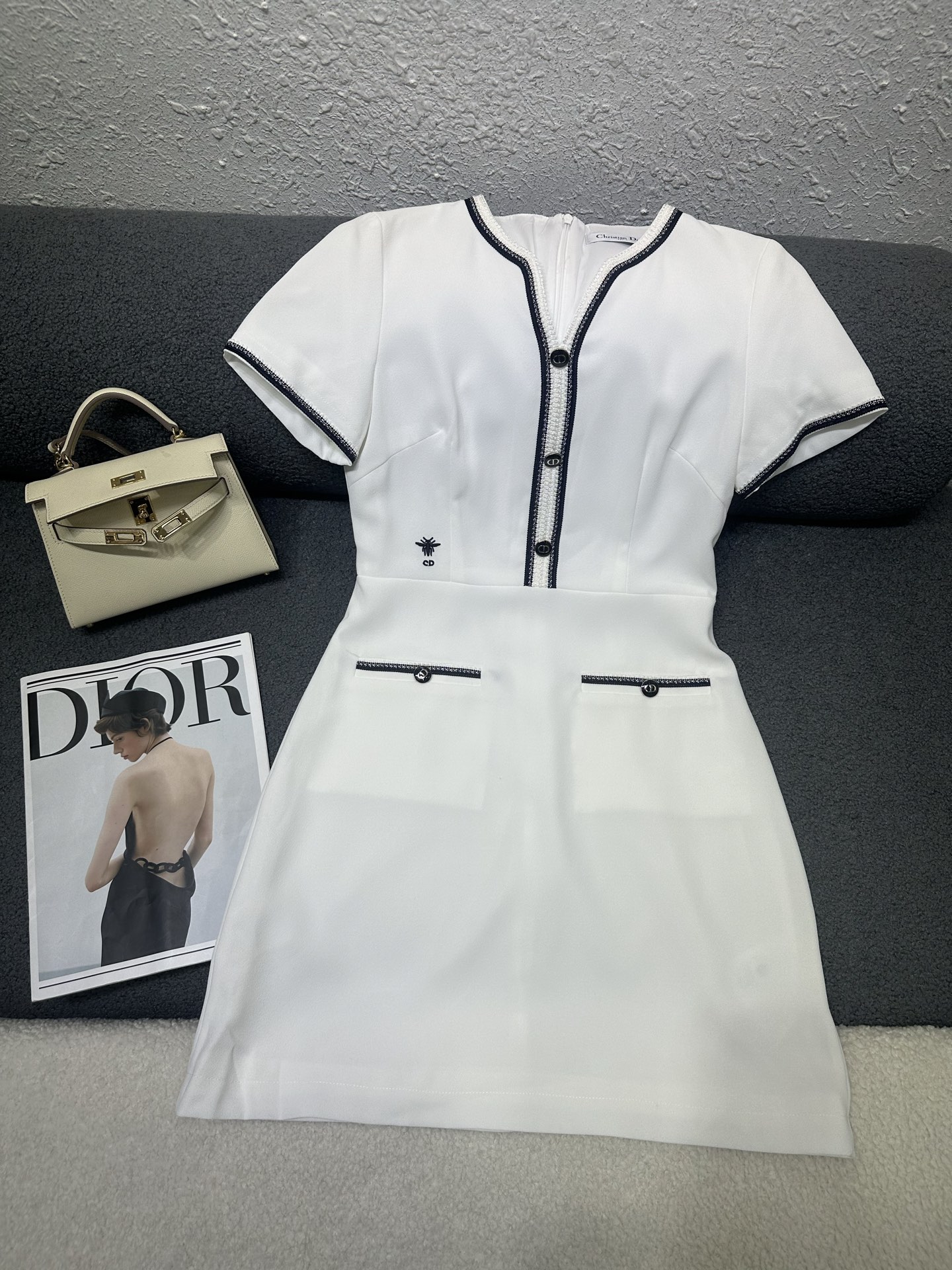 NO:844735,Dior*2026 new summer V-neck dress. Classic bee embroidery embellishment at the waist. Customized logo buttons. Woolen woven strips decoration on the placket/collar/cuffs/pockets adds a sense of layering. The version is slim and versatile. Monochrome SML, dior, skirts,19860909Dior*2026夏季新款V领连衣裙 腰部处经典小蜜蜂刺绣点缀装饰 定制logo纽扣搭配 门襟/领口/袖口/口袋处粗纺编织条装饰增加层次感 版型显瘦百搭 单色SML,,dior,skirts,,Women's clothing