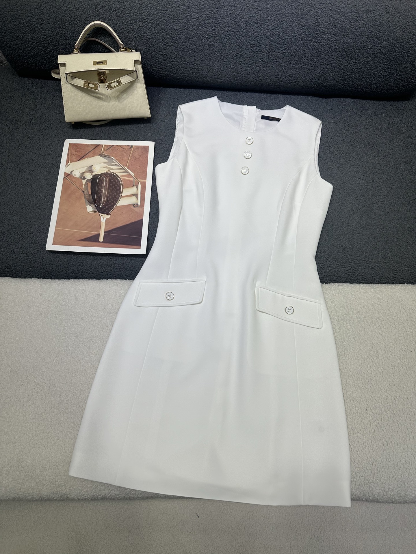 NO:844743,Louis Vuitton*2026 new summer style sleeveless dress, customized logo button matching, bright fake pocket decoration, small slit design at the back, simple and versatile version, two-color SML,, louis vuitton, skirts,19860909Louis Vuitton*2026夏季新款无袖连衣裙 定制logo纽扣搭配 亮处假口袋装饰 后片处小开衩设计 版型简洁百搭 两色SML,,louis vuitton,skirts,,Women's clothing