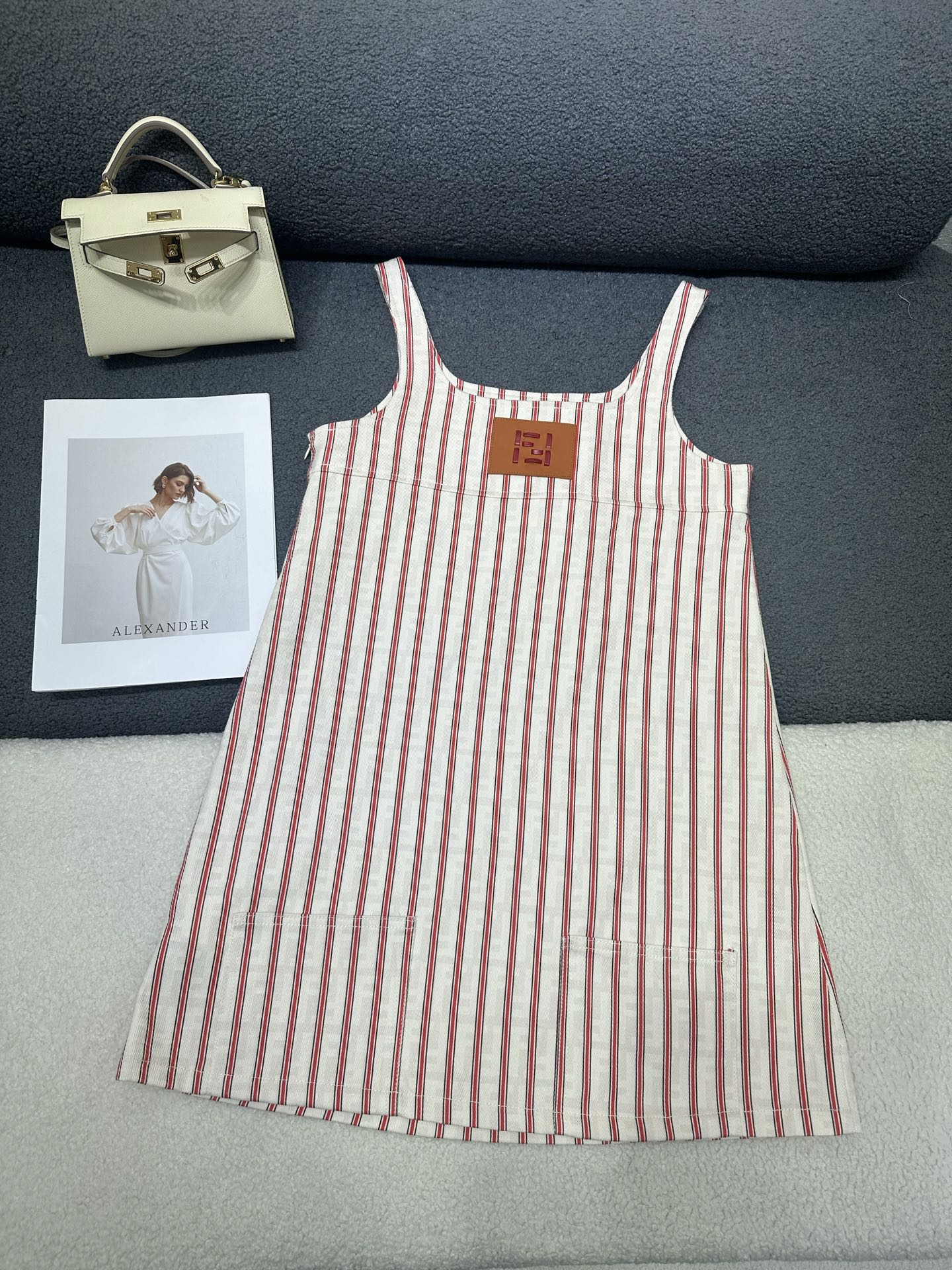 NO:844718,Fendi*2026 new summer suspender skirt. Double F leather label decoration on the back. The all-over striped fabric has a clean feeling. The version is loose, comfortable and tolerant. The cotton material has strong breathability. Single color SML,,fendi,skirts,19860909Fendi*2026夏季新款背带裙 后背处双F皮标装饰 通体条纹面料洗净感十足 版型宽松舒适包容性强 棉料透气性强 单色SML,,fendi,skirts,,Women's clothing