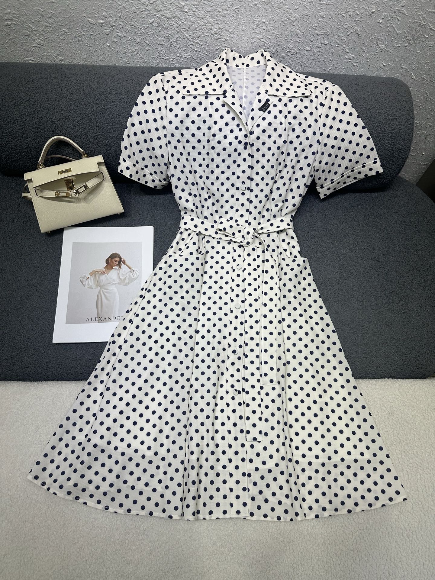 NO:844736,Prada*2026 new summer style lapel short-sleeved dress, all-over polka dot printed fabric, with original cloth belt, letter logo and small mark embellishment on the collar, simple and elegant style, light and breathable fabric, single color SML, prada, skirts, T-shirt,19860909Prada*2026夏季新款翻领短袖连衣裙 通体波点印花面料 搭配本布腰带 领子处字母logo小标点缀装饰 版型简洁大气 面料轻薄透气 单色SML,,prada,skirts,T-shirt,,Women's clothing