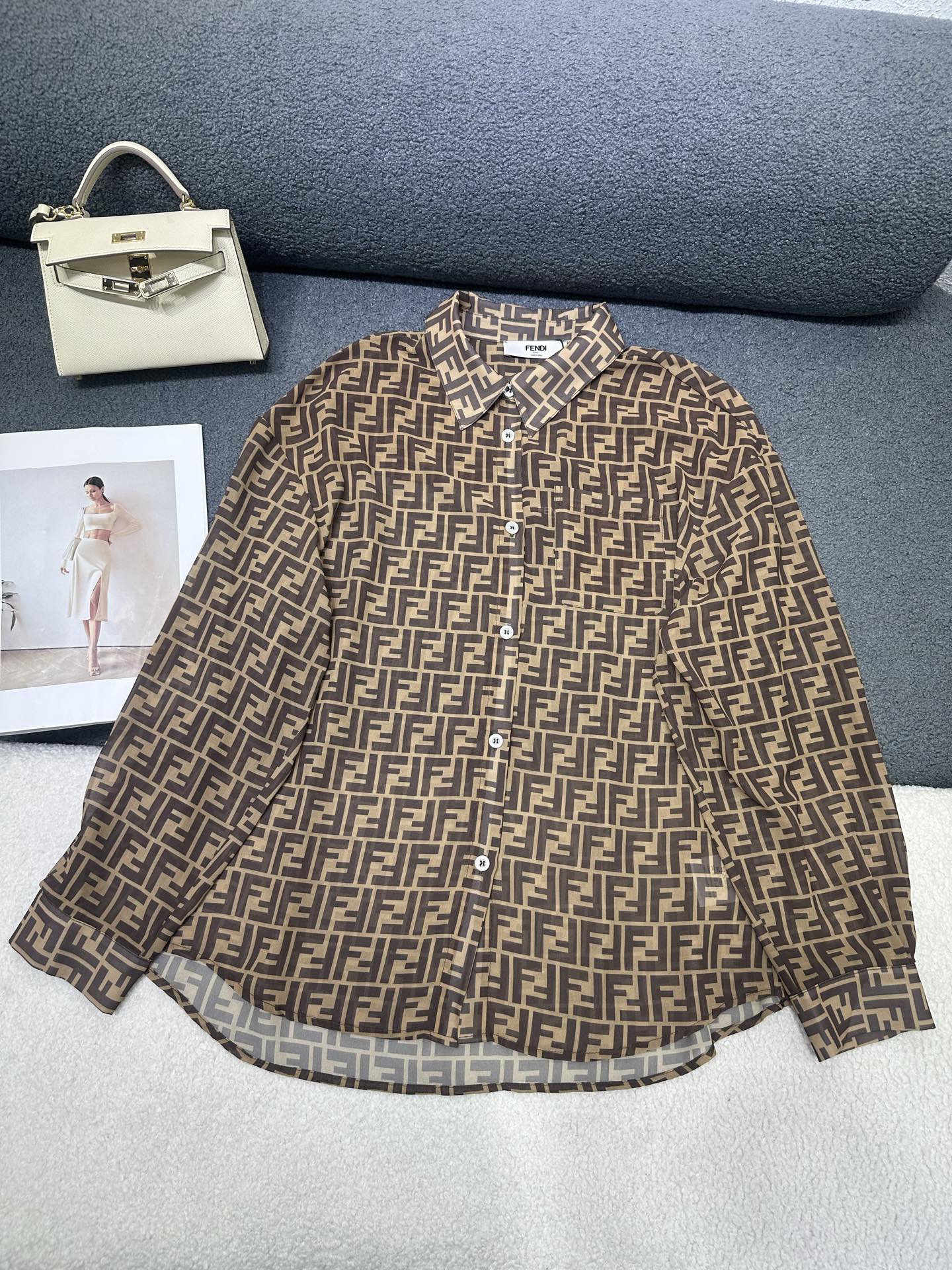 NO:844727,FENDI/2026 new sun protection shirt, organza printed fabric with good breathability, casual and loose version, versatile and suitable for any figure, two-color SML,,fendi,19860909FENDI/2026新款防晒衬衣,欧根纱印花面料透气性好,休闲宽松版百搭不挑身材穿,两色SML,,fendi,,Women's clothing
