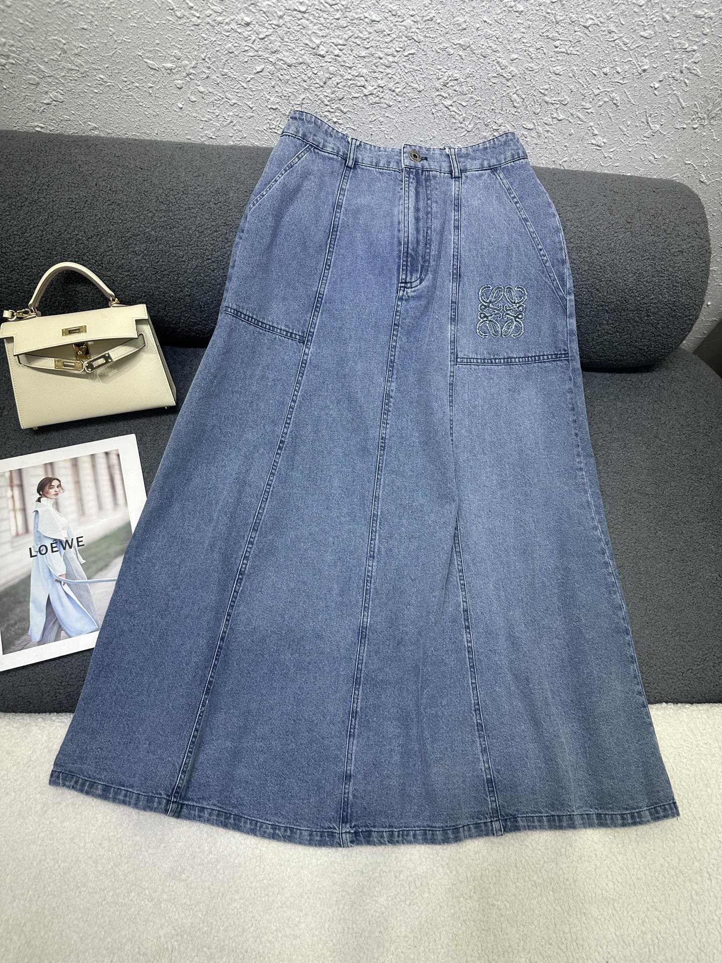 NO:870942,Loew*/26SS new denim skirt/pattern patch embroidery decoration/fashionable and elegant/two colors and three codes SML,,loewe,skirts,19860909Loew*/26SS新款牛仔半身裙/图案贴布刺绣装饰/时尚大方/两色三码SML,,loewe,skirts,,Women's clothing