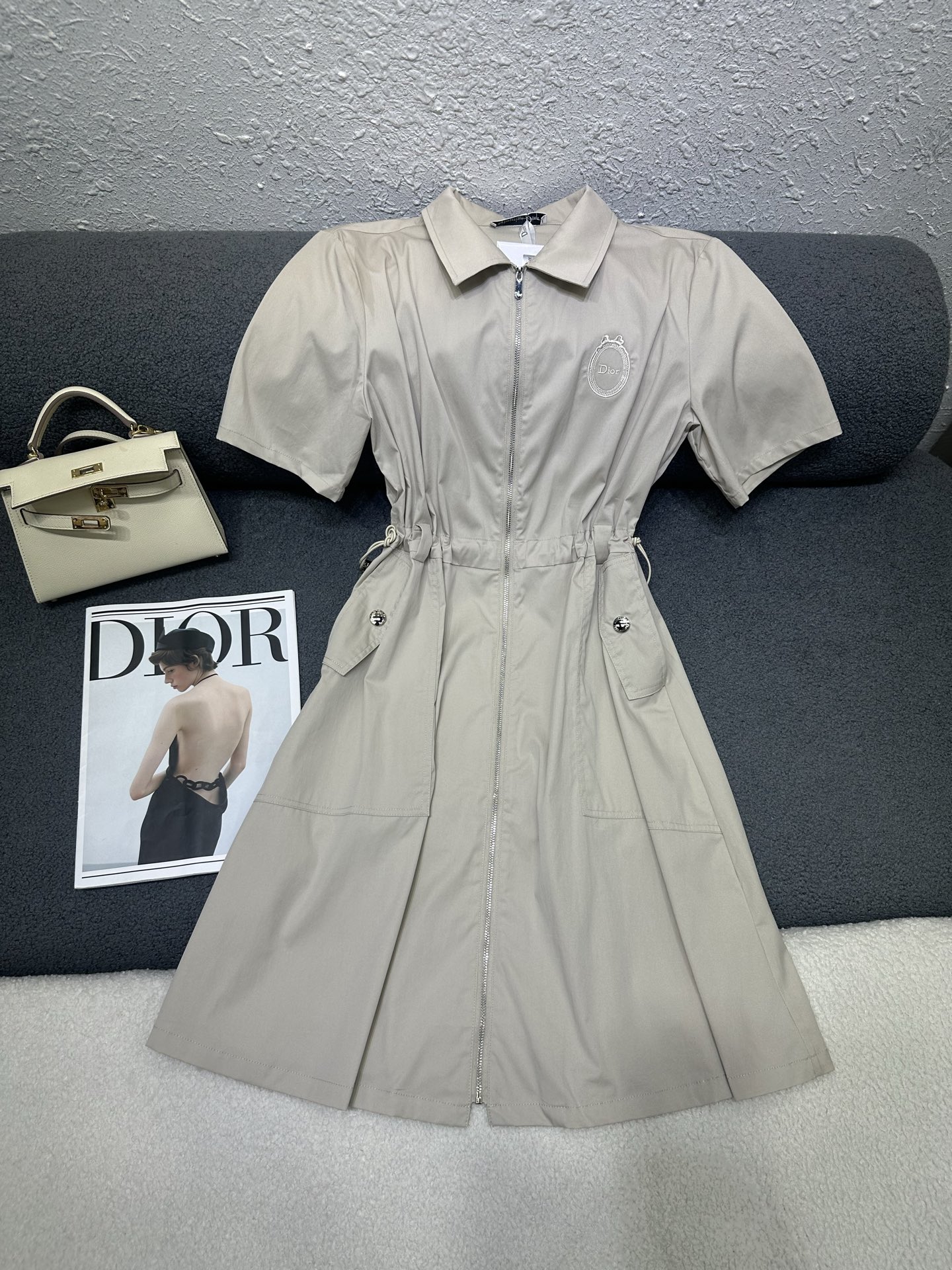 NO:846264,Dior/Dior 2026 new summer dress, lapel zipper closure design, drawstring elastic waist on both sides, embroidered LOGO pattern decoration on the chest, mid-length version that is not flattering on the figure, 2 colors SML,, dior, dior, skirts,19860909Dior/迪奥2026夏装新款连衣裙,翻领拉链开合设计,两侧抽绳松紧腰,胸前刺绣LOGO图案装饰,中长版型不挑身材,2色SML,,dior,dior,skirts,,Women's clothing