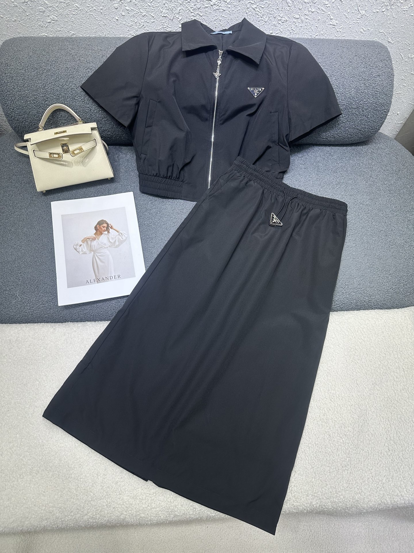 NO:846227,PRADA/2026 summer new style short-sleeved lapel top + skirt casual suit, classic triangle logo decoration, elastic waist, skirt back slit design, simple and elegant, 2 colors SML, prada, skirts, T-shirt,19860909PRADA/2026夏装新款短袖翻领上衣+半裙休闲套装 经典三角标装饰 松紧腰身 半裙后开叉设计 简约大方 2色SML,,prada,skirts,T-shirt,,Women's clothing
