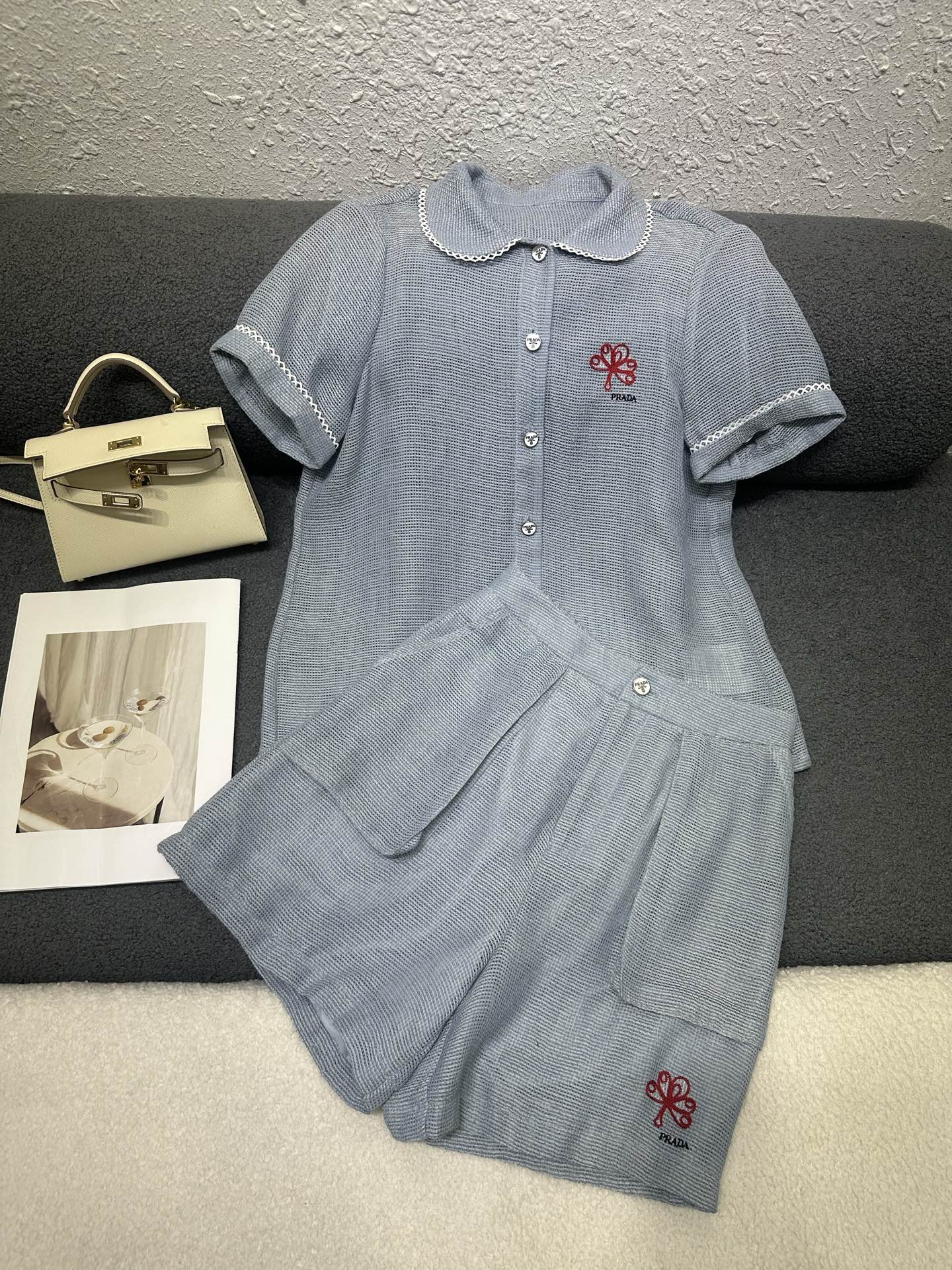 NO:846252,PRADA/2026 new summer suit/letter embroidery decoration on the chest/fabric is high-end and comfortable/the version is not body-selective and easy to control/casual, fashionable and generous/two-color SML,, prada,19860909PRADA/2026夏季新款套装/胸前字母刺绣装饰/面料高级舒适/版型不挑身材 轻松驾驭/休闲时尚大方/两色SML,,prada,,Women's clothing