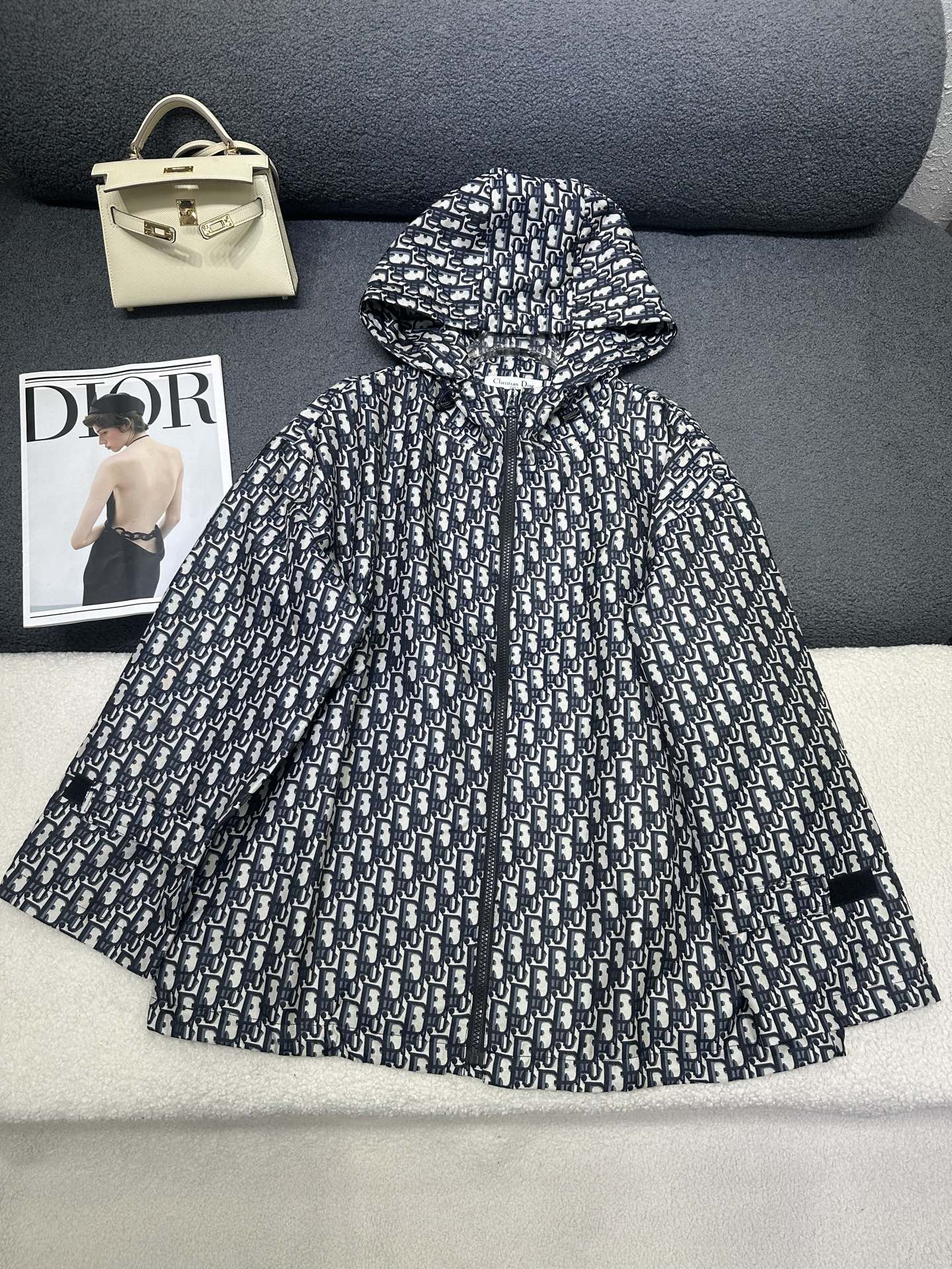 NO:857187,Haute culottes jacket Dior*2026 new summer hooded jacket + culottes/all-over presbyopia logo jacquard fabric/full of fashionable style/can be batched separately Solid color SML,, dior, skirts, jackets & coats, hats,19860909裤裙 外套Dior*2026夏季新款连帽外套 +裤裙/通体老花logo提花面料 /版型洋气十足 /可分开批 单色SML,,dior,skirts,jackets & coats,hats,,Women's clothing