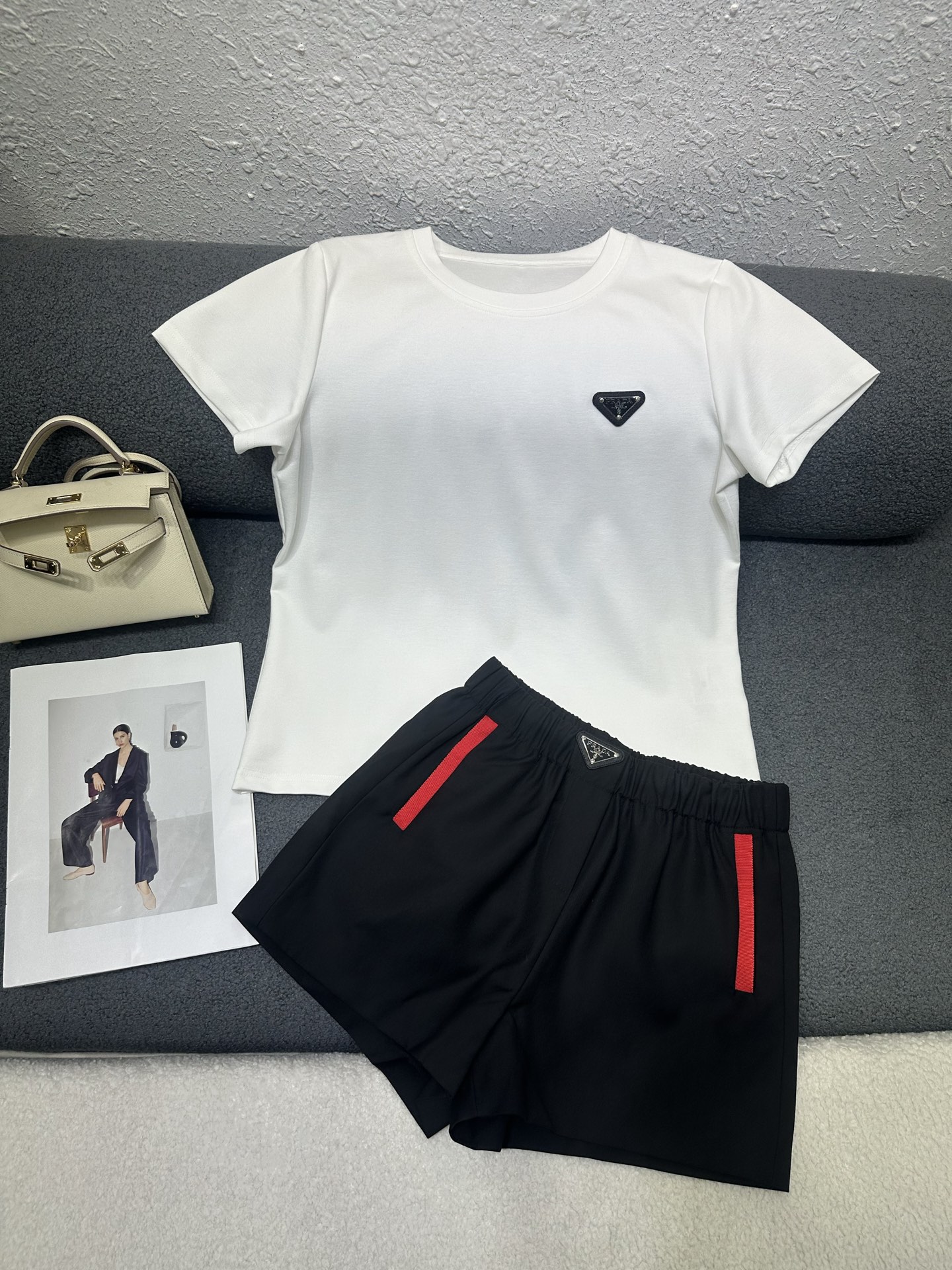 NO:857170,PRADA*2026 new summer suit T-shirt short-sleeved shorts suit / classic triangle decoration / whole upper body to reduce age and style / two-color SML, prada, shorts, T-shirt, tees, t-shirt,19860909PRADA*2026夏季新款套装 T恤短袖短裤套装/经典三角牌装饰 /整套上身减龄洋气 /两色SML,,prada,shorts,T-shirt,tees，t-shirt,,Women's clothing