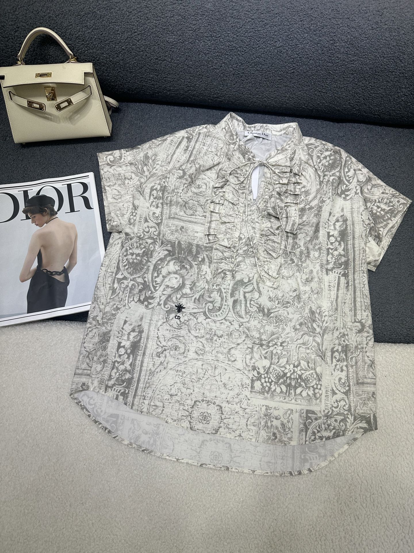 NO:858939,Dior/Dior 2026 new summer shirt, elegant round neck lace design, embroidered bee pattern on the side waist, apricot color decorated with Dior Barocco pattern, inspired by the featured theme of the series, highlighting flowers, butterflies and delicate vines, 2 colors SML,, dior, dior,19860909Dior/迪奥2026夏季新款衬衣,圆领花边设计优雅大气,侧腰刺绣小蜜蜂图案,杏色饰以DiorBarocco图案,灵感源自该系列的特色主题,突显花朵、蝴蝶和精致藤蔓,2色SML,,dior,dior,,Women's clothing