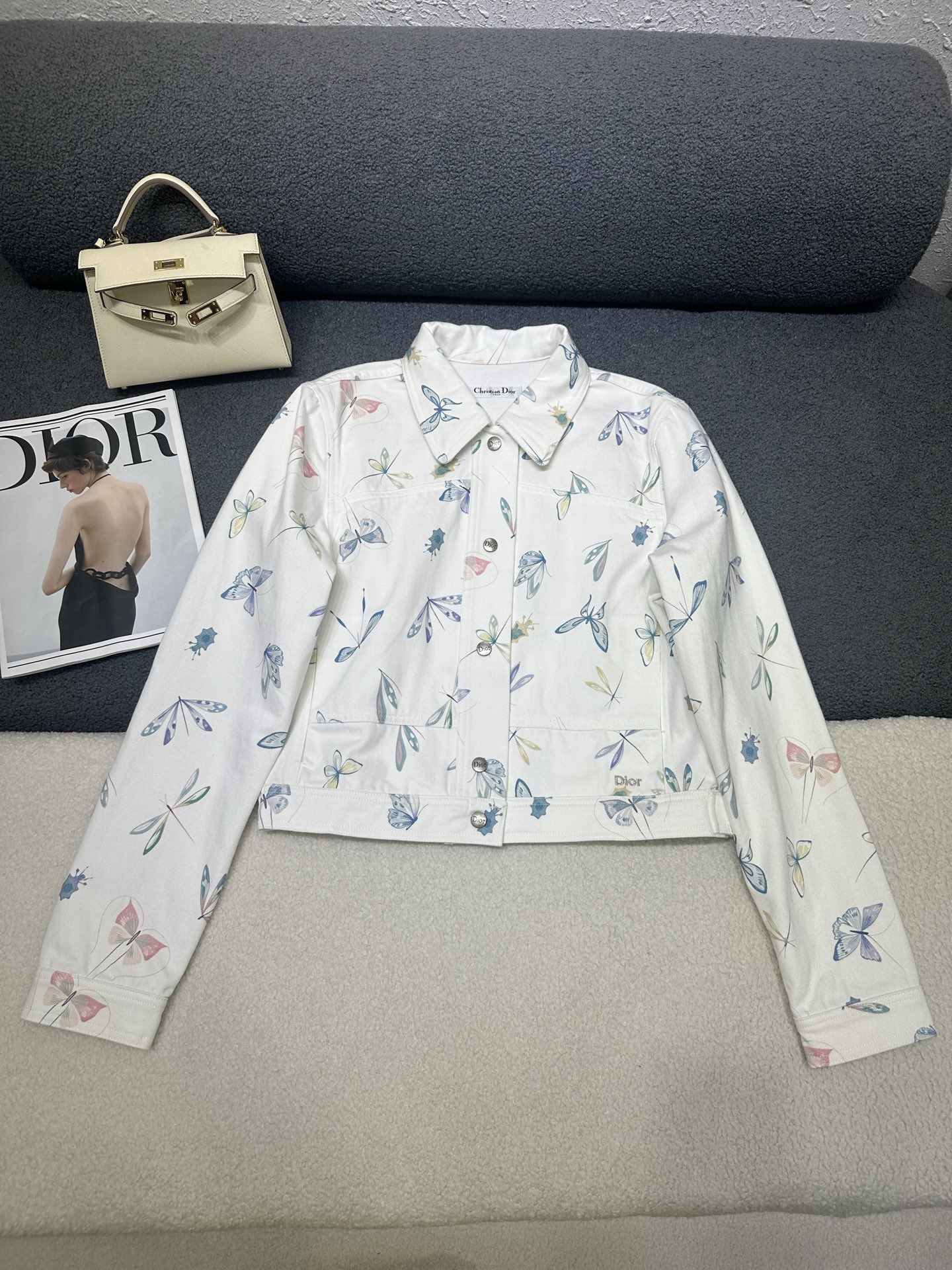 NO:858970,Skirt, jacket, Dior* 2026 spring and summer new denim jacket, new butterfly and dragonfly pattern printed fabric, customized logo button matching, letter logo embroidery embellishment at the hem, soft denim fabric with excellent texture, versatile basic version, single color SML can be batched separately, dior, skirts, jackets & coats,19860909半裙 外套Dior*2026春夏新款牛仔外套 新款蝴蝶蜻蜓图案印花面料 定制logo纽扣搭配 下摆处字母logo刺绣点缀装饰 软牛仔面料质感极佳 版型百搭基础 单色SML可分开批,,dior,skirts,jackets & coats,,Women's clothing