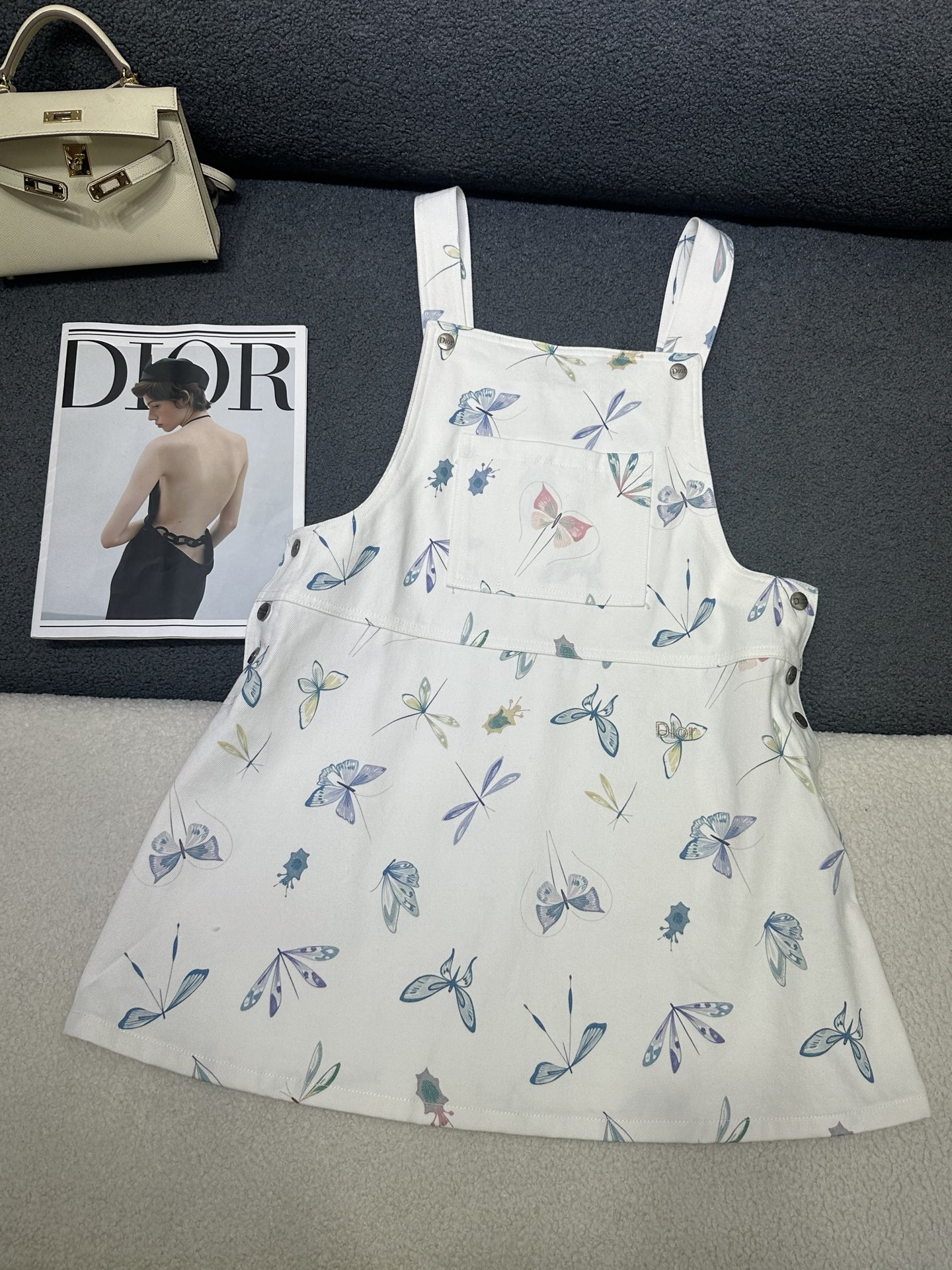 NO:858954,Dior*2026 new summer suspender skirt, new dragonfly and butterfly pattern printed fabric, customized logo button matching, letter logo embroidery embellishment at the waist, two pockets on the back, soft denim fabric with excellent texture, age-reducing and western style, monochrome SML,, dior, skirts,19860909Dior*2026夏季新款背带裙 新款蜻蜓蝴蝶图案印花面料 定制logo纽扣搭配 腰部处字母logo刺绣点缀装饰 后背两处口袋设计 软牛仔面料质感极佳 版型减龄洋气 单色SML,,dior,skirts,,Women's clothing
