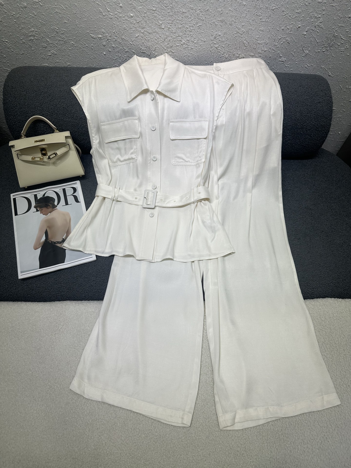 NO:858986,2026 new summer suit, lapel sleeveless top, wide-leg trousers, all-over solid-color cupro silk fabric with a cool and drapey feel, matched with a genuine fabric belt to tighten the waist, optimized proportions, wide-leg trousers to cover the flesh and look slimming, single-breasted buttons and symmetrical pocket design, neat and refreshing fabric, with a soft glossy texture, breathable and non-sticky to the skin. The complete set gives an elegant and relaxed feeling. Two-color SML,,198609092026夏季新款套装翻领无袖上衣阔腿长裤通体净色铜氨丝面料自带凉感垂顺感十足搭配本布腰带收腰设计优化比例阔腿长裤遮肉显瘦单排扣和对称口袋设计利落清爽面料自带柔和光泽质感透气不贴肤 一整套穿出优雅松弛感两色SML,,,Women's clothing