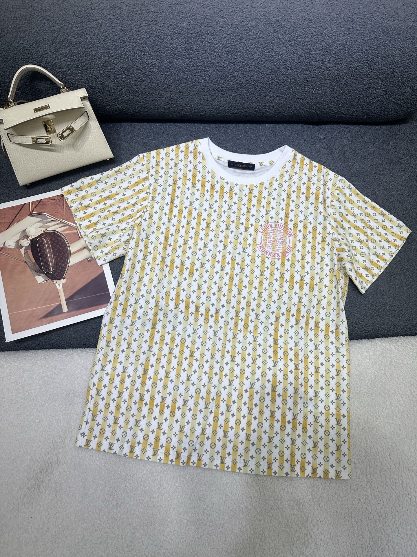 NO:860211,L's letter presbyopic short-sleeved T-shirt has a delicate and soft texture, a classic age-reducing item!  The fashionable design doesn’t make your upper body look slimmer!  The perfect item that Bai Fumei must buy. The texture is great, the workmanship is great, the quality is solid, the size is SML, Louis Vuitton, T-shirt, tees, t-shirt,19860909L家字母老花短袖T恤 质感细腻软糯 经典减龄单品！设计时髦版型不挑人上身巨显瘦！白富美必收的完美单品.质感超赞完美做工品质 高品质 单色 尺码SML,,louis vuitton,T-shirt,tees，t-shirt,,Women's clothing