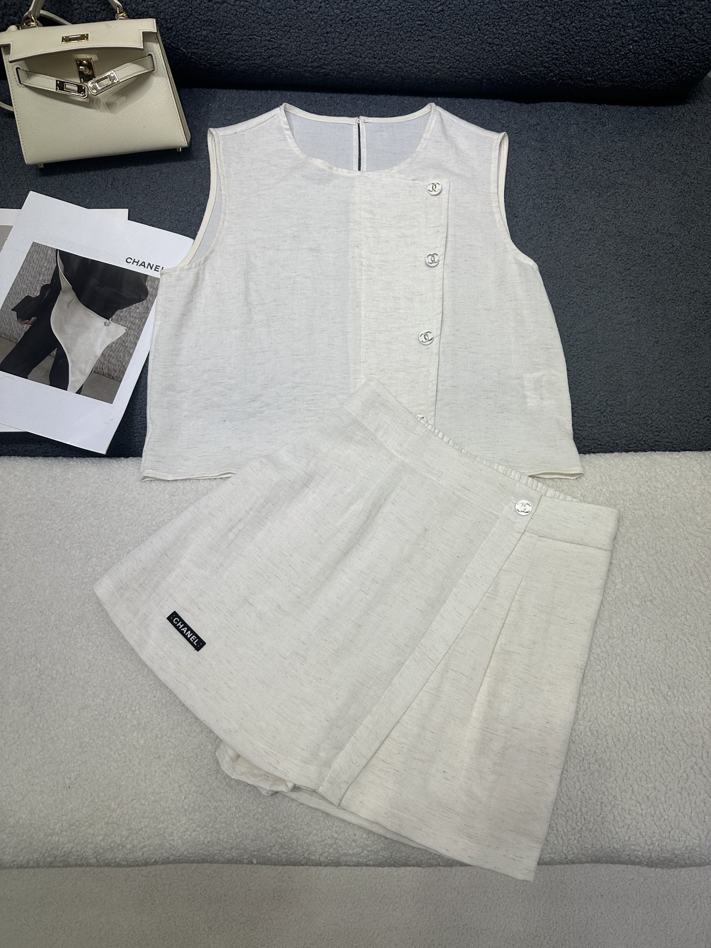 NO:860186,Chanel*2026 new summer suit Sleeveless vest top and short culottes Customized double logo button design Water drop button opening design on the back The strap design is full of style The letter logo small mark decoration on the side of the shorts The whole body linen blended fabric is light and breathable Two-color SML,,chanel,skirts,shorts,19860909Chanel*2026夏季新款套装 无袖背心上衣短款裤裙 定制双Clogo纽扣搭配 后背做水滴扣开扣设计 做搭片设计洋气十足 短裤侧边字母logo小标装饰 通体亚麻混纺面料轻薄透气 两色SML,,chanel,skirts,shorts,,Women's clothing