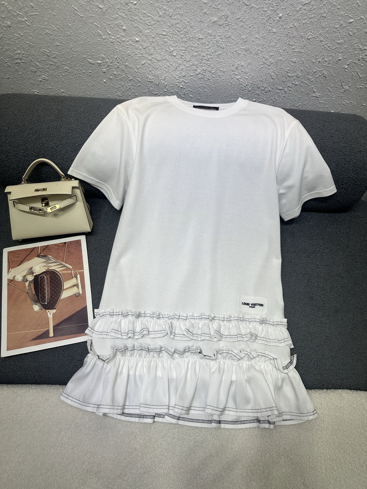 NO:861728,Louis Vuitton*2026 new summer style round neck short-sleeved dress. Letter logo decoration at the splicing. Pleated lace design at the hem to add layering. The upper part is made of cotton fabric. The lower part is spliced ​​with thin lyocell fabric, which is light and comfortable. The version has a refined and age-reducing feel. Two-color SML, Louis Vuitton, skirts, T-shirt,19860909Louis Vuitton*2026夏季新款圆领短袖连衣裙 拼接处字母logo标装饰 下摆处拼接褶皱花边设计增加层次感 上半部分棉质面料 下半部分拼接薄款莱赛尔面料轻薄舒适 版型带有精致减龄感 两色SML,,louis vuitton,skirts,T-shirt,,Women's clothing