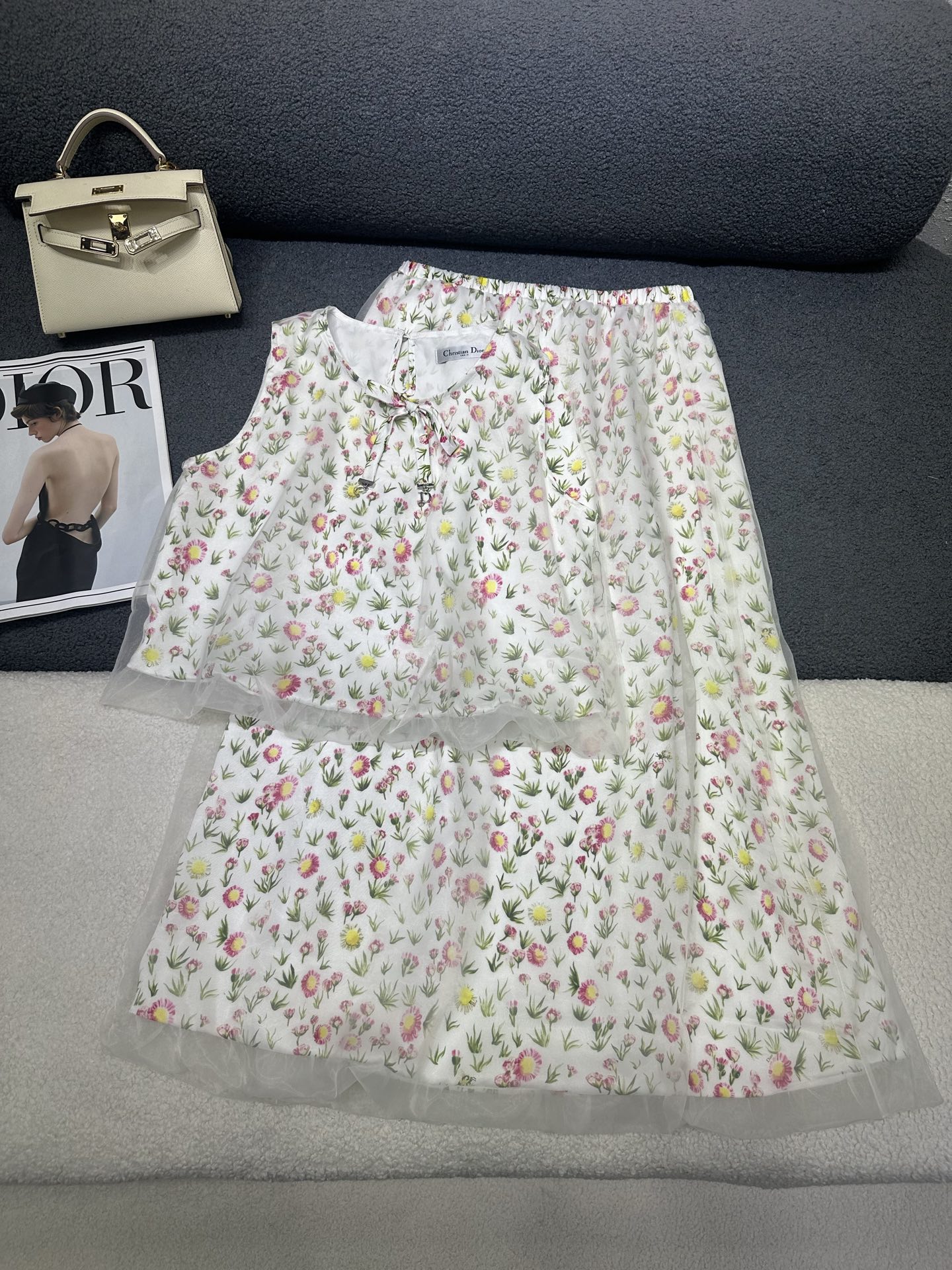 NO:861811,Dior*2026 new summer suit Sleeveless vest top long skirt All-over new flower and grass pattern printed fabric The outer layer is spliced ​​with a layer of mesh fabric with a hazy luster. The collar is decorated with a butterfly letter pendant. The bud design on the hem/skirt adds a sense of sophistication. Monochrome SML,,dior,skirts,19860909Dior*2026夏季新款套装 无袖背心上衣长款半裙 通体新款花草图案印花面料 外层拼接一层网纱面料带有朦胧光泽感 领子处搭配蝴蝶字母吊坠装饰 衣摆/裙摆处做花苞设计增加精致感 单色SML,,dior,skirts,,Women's clothing