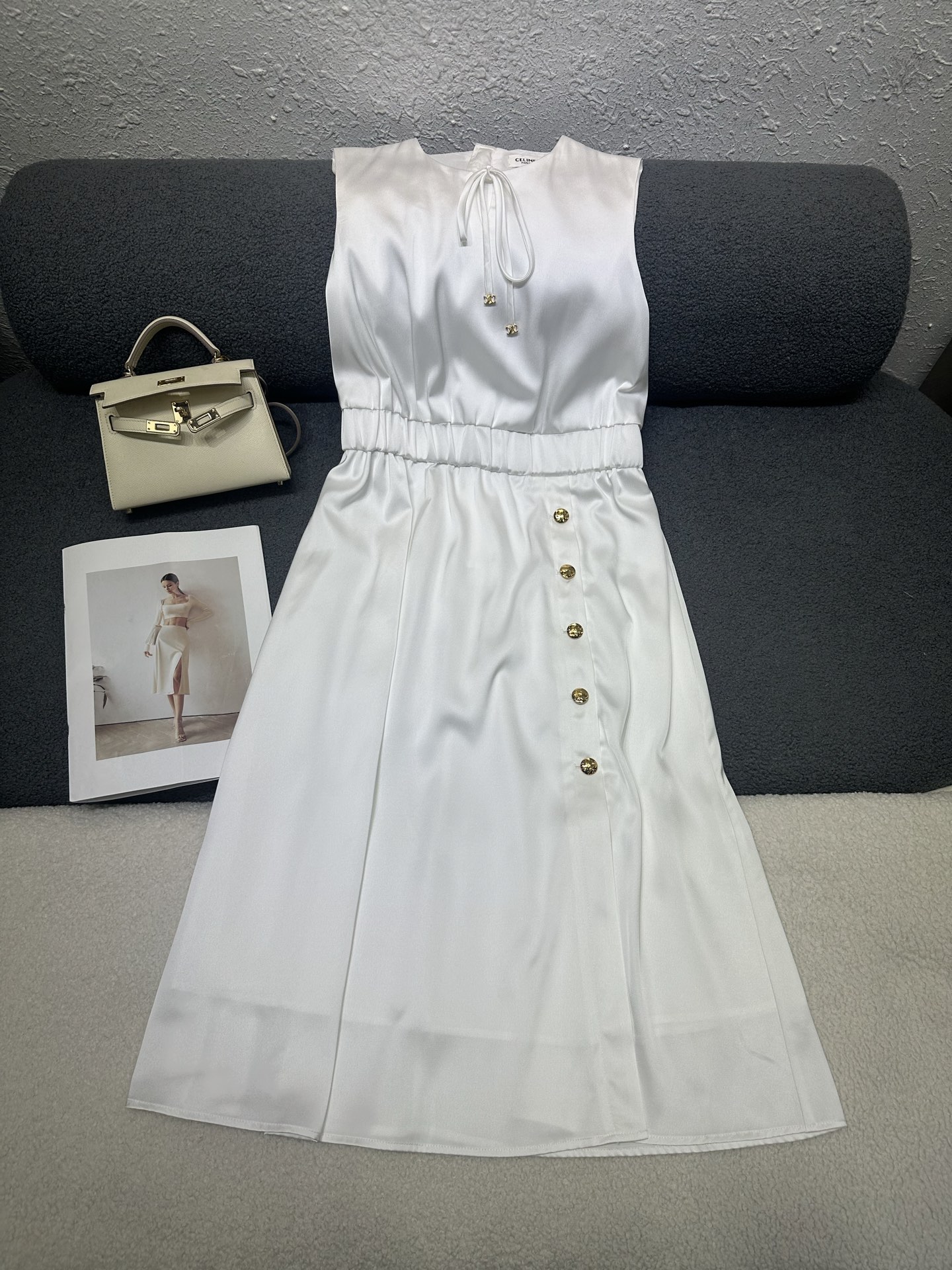 NO:861749,Celine*2026 new summer style sleeveless dress. The neckline is decorated with a bow metal small label pendant. Customized metal logo buttons. Small slit design at the hem. The fabric is light and comfortable. Two-color SML,,celine,skirts,19860909Celine*2026夏季新款无袖连衣裙 领口做蝴蝶结金属小标吊坠装饰 定制金属logo纽扣搭配 下摆处做小开衩设计 面料轻薄舒适 两色SML,,celine,skirts,,Women's clothing