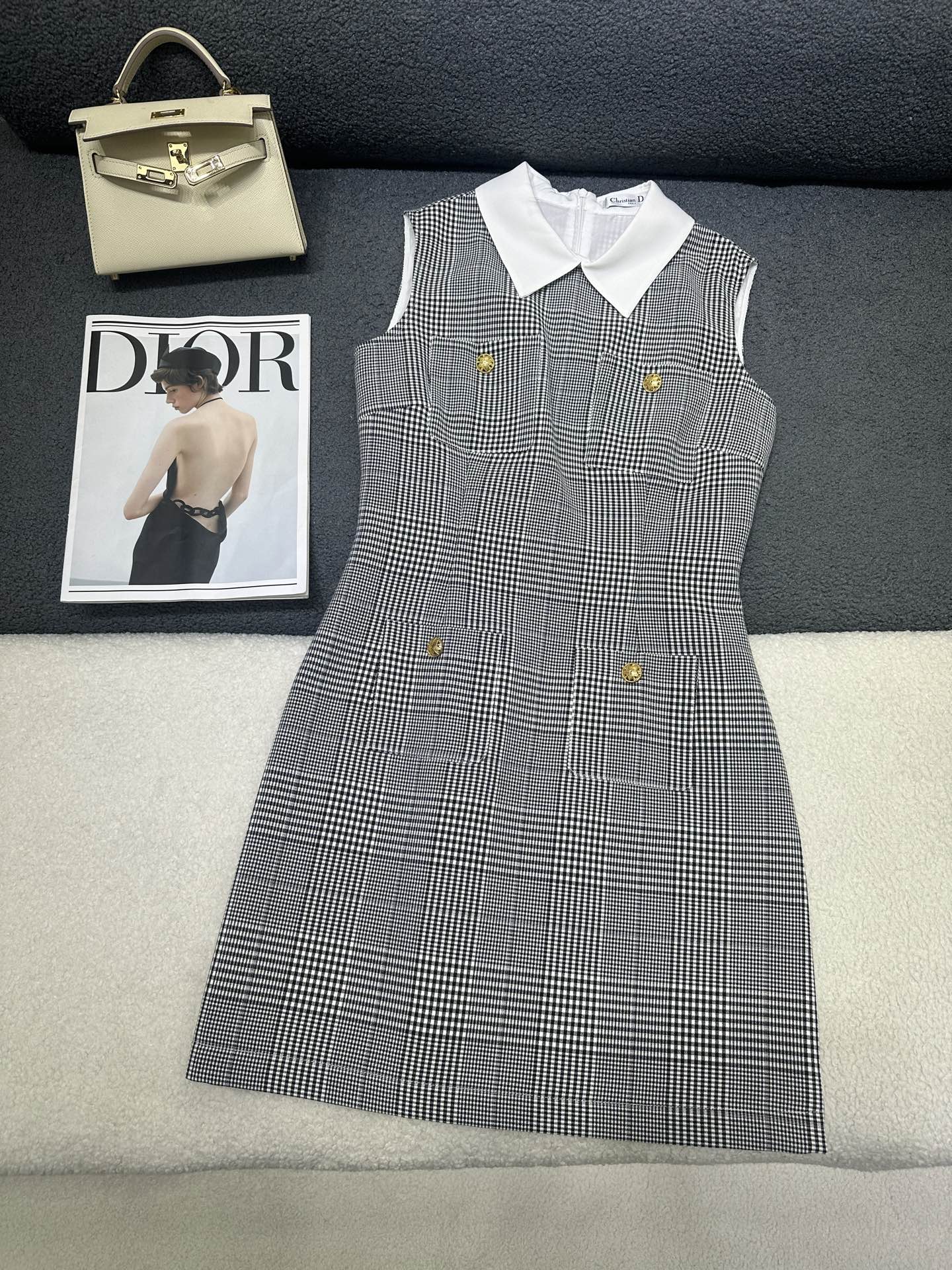 NO:865285,Dior*2026 new summer style lapel sleeveless dress, all-over plaid woolen fabric, cotton shirt material spliced ​​at the collar, customized metal buttons, four pocket decorations, slight waist cutting at the waist, versatile basic version, single color SML, dior, skirts,19860909Dior*2026夏季新款翻领无袖连衣裙 通体格纹粗纺面料 领子处拼接棉质衬衣料 定制金属纽扣搭配 四处口袋装饰 腰部处做微微收腰剪裁 版型百搭基础 单色SML,,dior,skirts,,Women's clothing