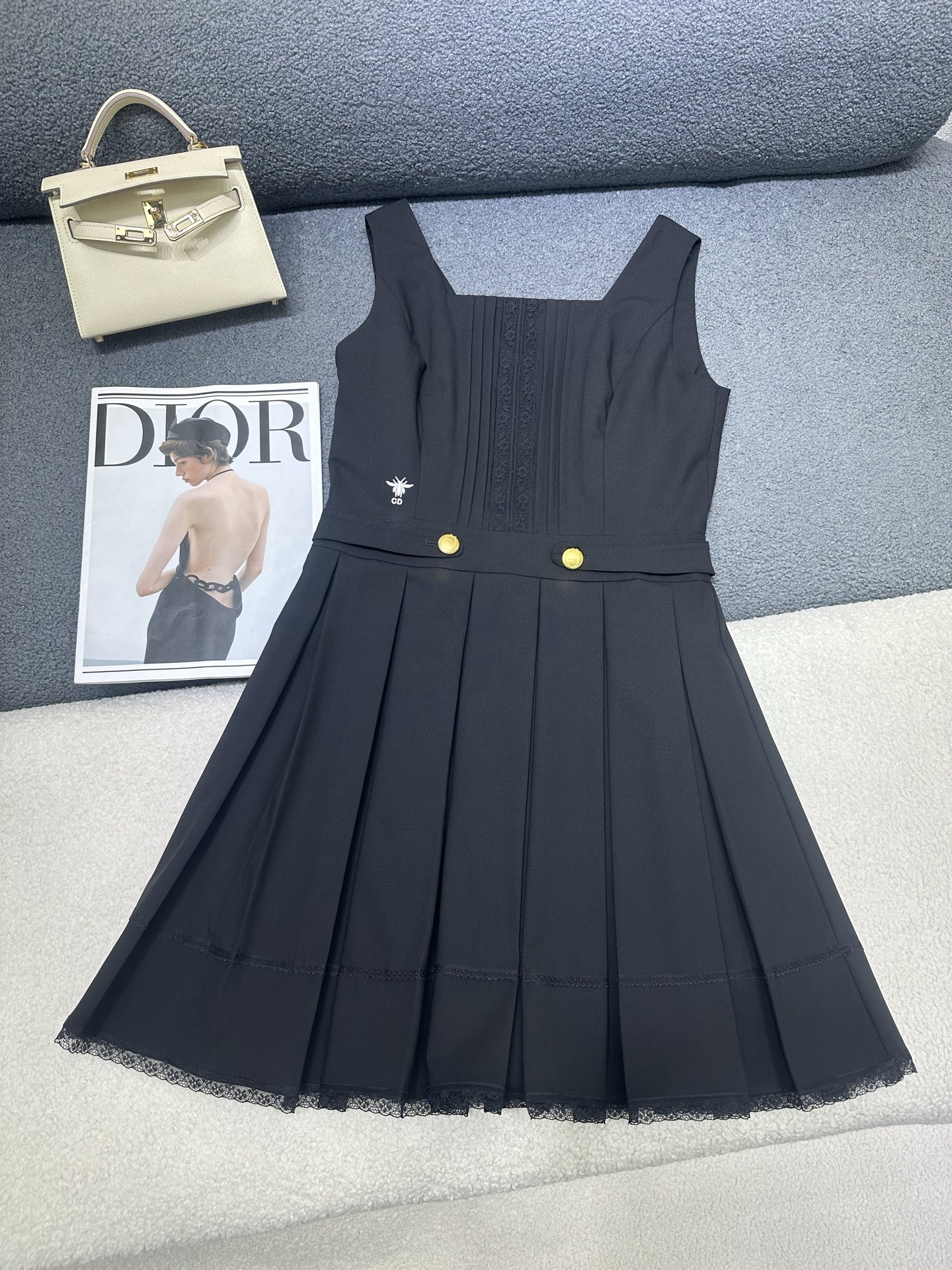 NO:861771,Dior*2026 new summer vest dress. The waist is decorated with classic bee embroidery. The lower part is pleated. The skirt is spliced ​​with lace to add a sense of sophistication. The version is simple and elegant. Monochrome SML, dior, skirts,19860909Dior*2026夏季新款背心连衣裙 腰部处经典小蜜蜂刺绣点缀装饰 下半部分做压褶设计 裙摆拼接蕾丝花边增加精致感 版型简洁优雅 单色SML,,dior,skirts,,Women's clothing
