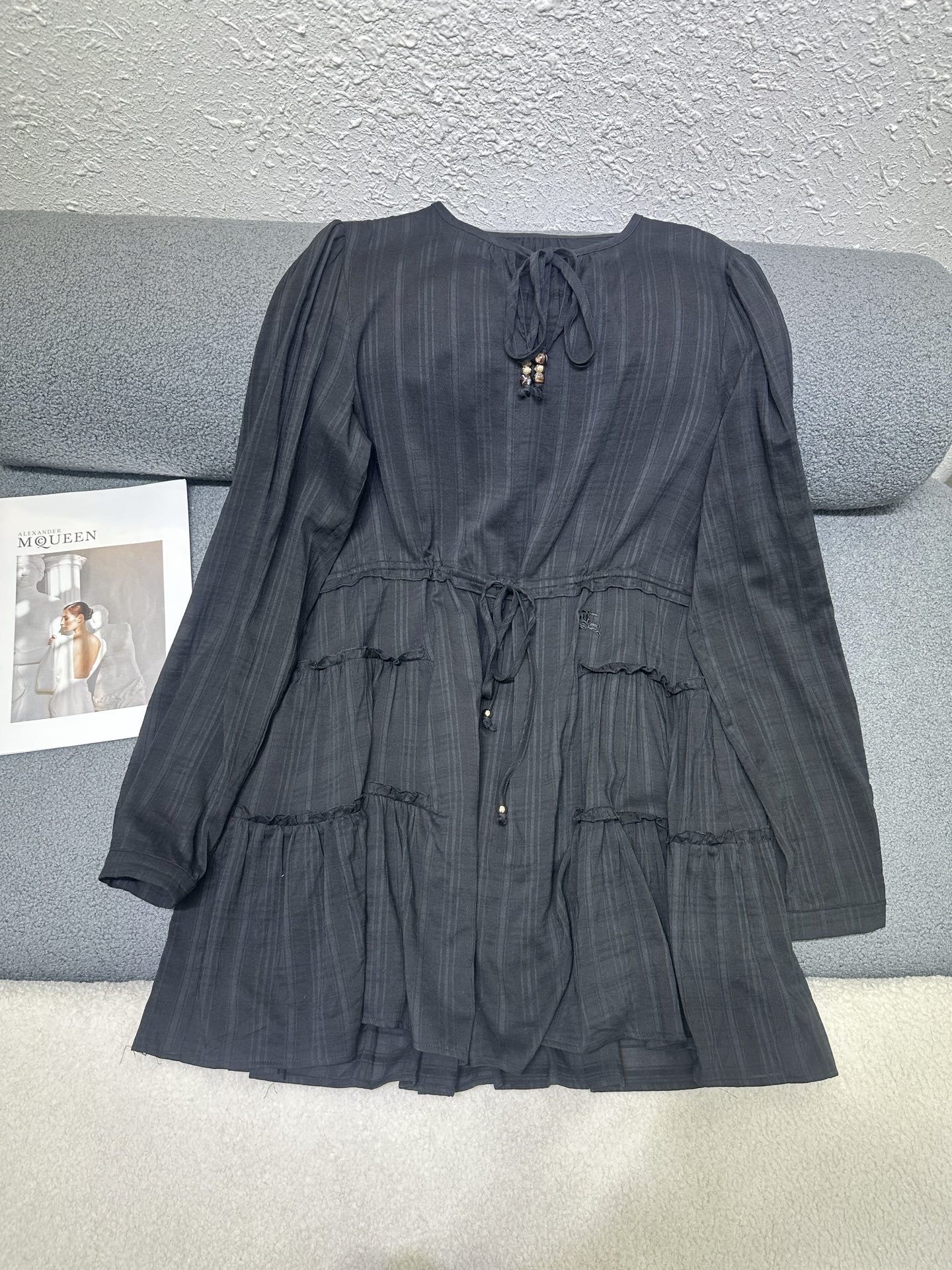 NO:865405,Burberry*2026 new summer long-sleeved dress. Micro-transparent textured cotton fabric brings a sense of gentleness. The neckline is tied with a delicate pendant to show your temperament. The drawstring at the waist easily outlines the waistline. The ruffle design on the skirt adds a sense of layering. A refreshing and age-reducing one. Two-color SML,,burberry,skirts,19860909Burberry*2026夏季新款长袖连衣裙 微透肌理感棉质面料自带温柔感 领口系带搭配精致吊坠超显气质 腰部做抽绳轻松勾勒腰线 裙摆拼接荷叶边设计增加层次感 清新减龄的一款 两色SML,,burberry,skirts,,Women's clothing