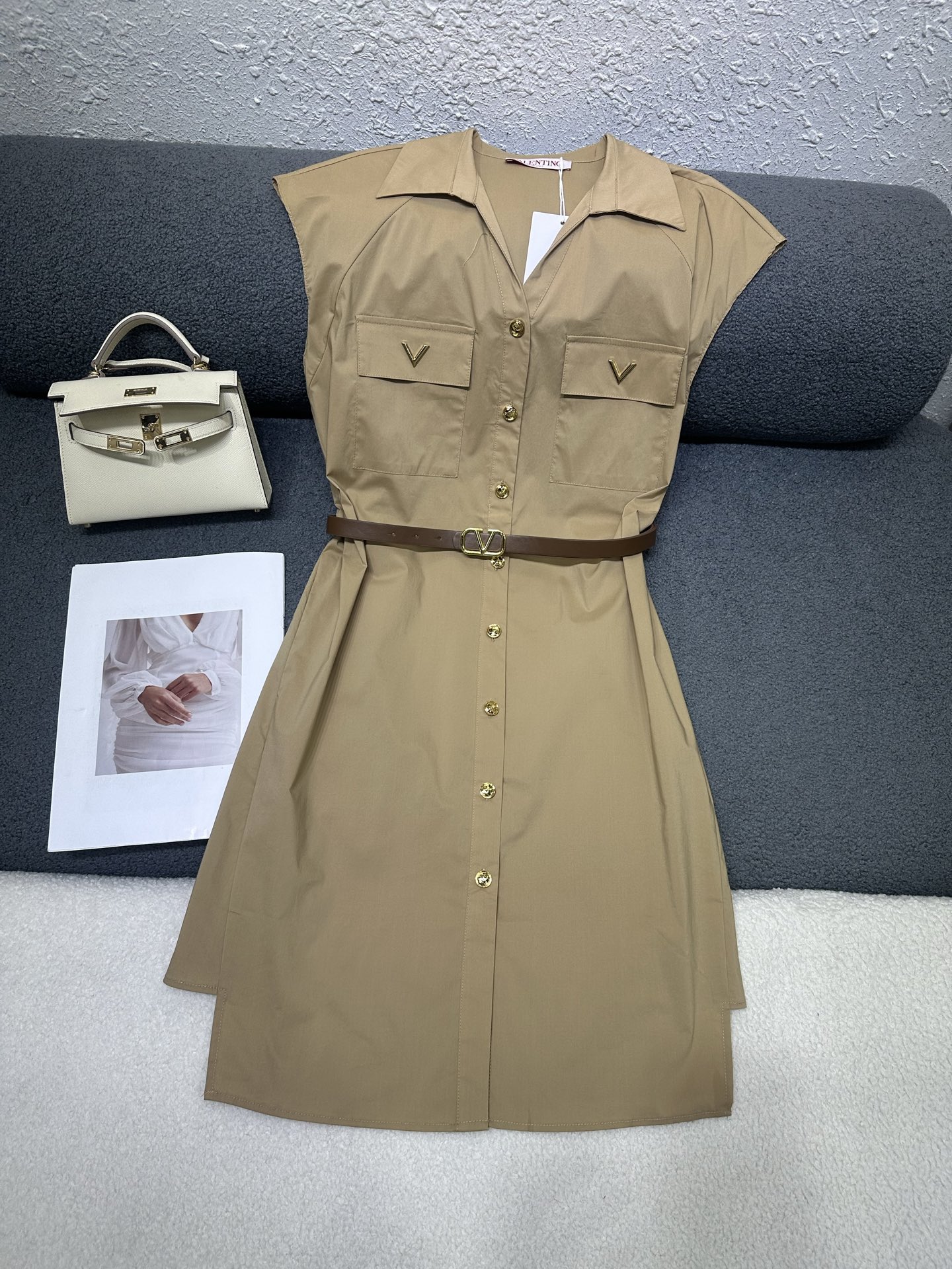 NO:865332,Valentino*2026 new summer V-neck dress. Customized V-shaped metal logo decoration on the pocket. Customized belt matching. Customized metal logo buttons. V-neck design modifies shoulder and neck lines. Cotton fabric is breathable and comfortable. Two-color SML, valentino, skirts,19860909Valentino*2026夏季新款V领连衣裙 口袋处定制V型金属标装饰搭配 定制腰带搭配 定制金属logo纽扣搭配 V领设计修饰肩颈线条 棉质面料透气舒适 两色SML,,valentino,skirts,,Women's clothing