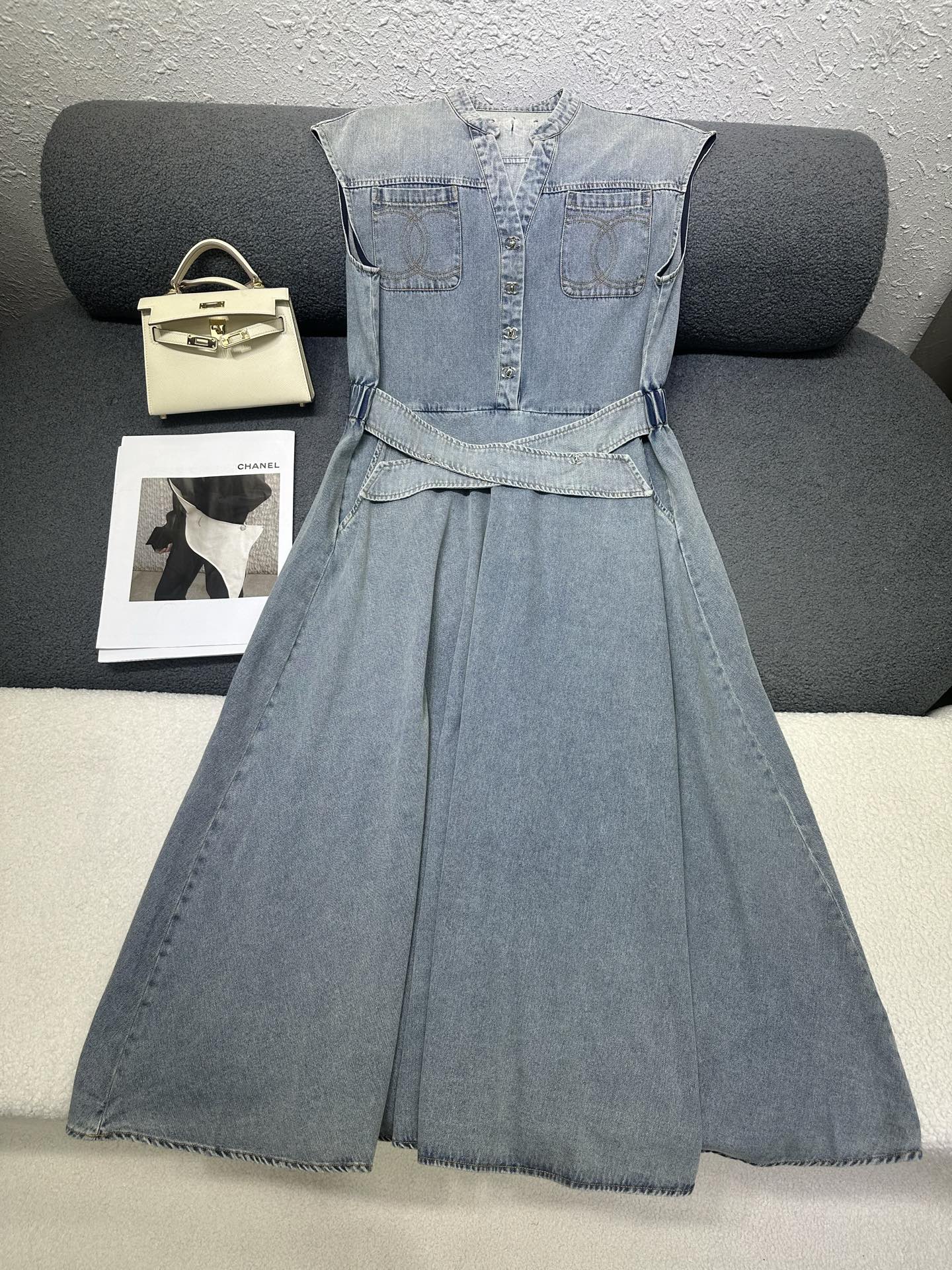 NO:865309,CHANEL*/26SS new sleeveless dress with double C embroidery decoration/elastic waist/casual style/two colors and three codes SML,,chanel,skirts,19860909CHANEL*/26SS新款无袖连衣裙双C刺绣装饰/腰间松紧弹力/休闲款/两色三码SML,,chanel,skirts,,Women's clothing