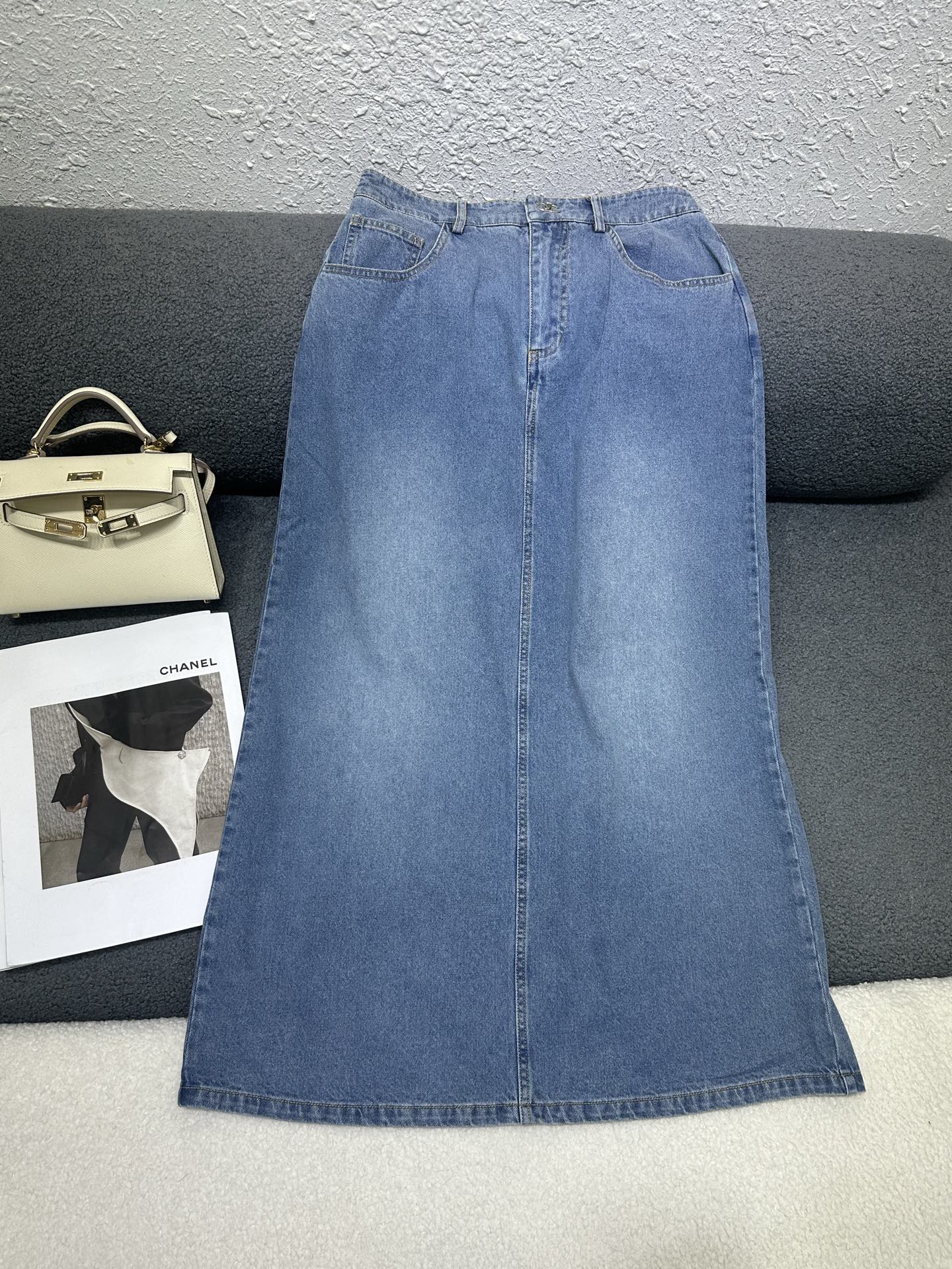 NO:865381,CHANEL*/26SS new denim skirt/double C embroidery decoration/simple atmosphere/casual style/high quality/single color three codes SML,,chanel,skirts,19860909CHANEL*/26SS新款牛仔半裙/双C刺绣装饰/简约大气/休闲款/高品质/单色三码SML,,chanel,skirts,,Women's clothing