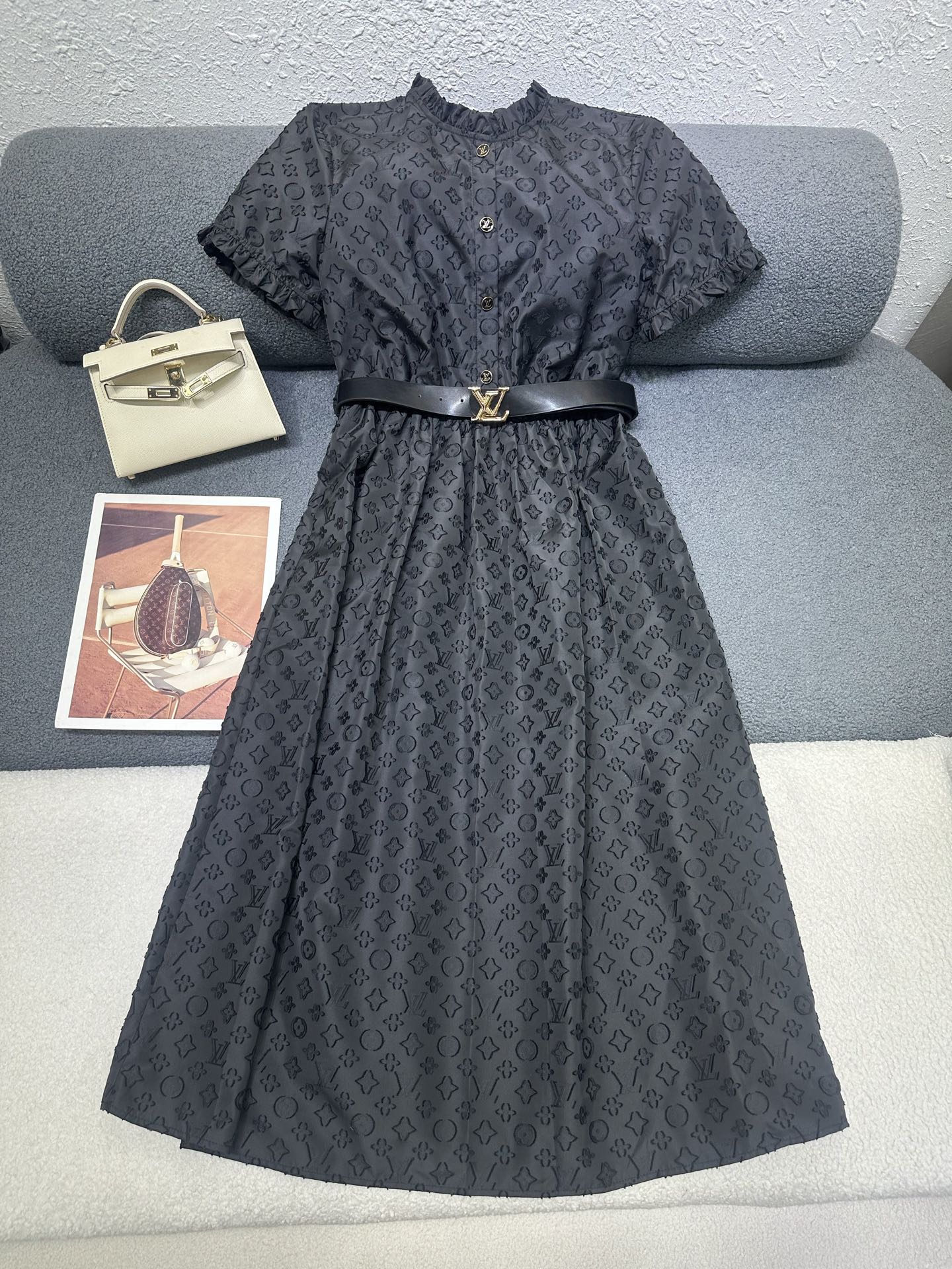 NO:868537,Louis Vuitton*2026 new summer dress, all-over logo cut pattern fabric, with customized logo belt, loose and tolerant fabric, light and breathable fabric, two-color SML, Louis Vuitton, skirts,19860909Louis Vuitton*2026夏季新款连衣裙 通体logo剪花图案面料 搭配定制logo腰带 版型宽松包容性强 面料轻薄透气 两色SML,,louis vuitton,skirts,,Women's clothing