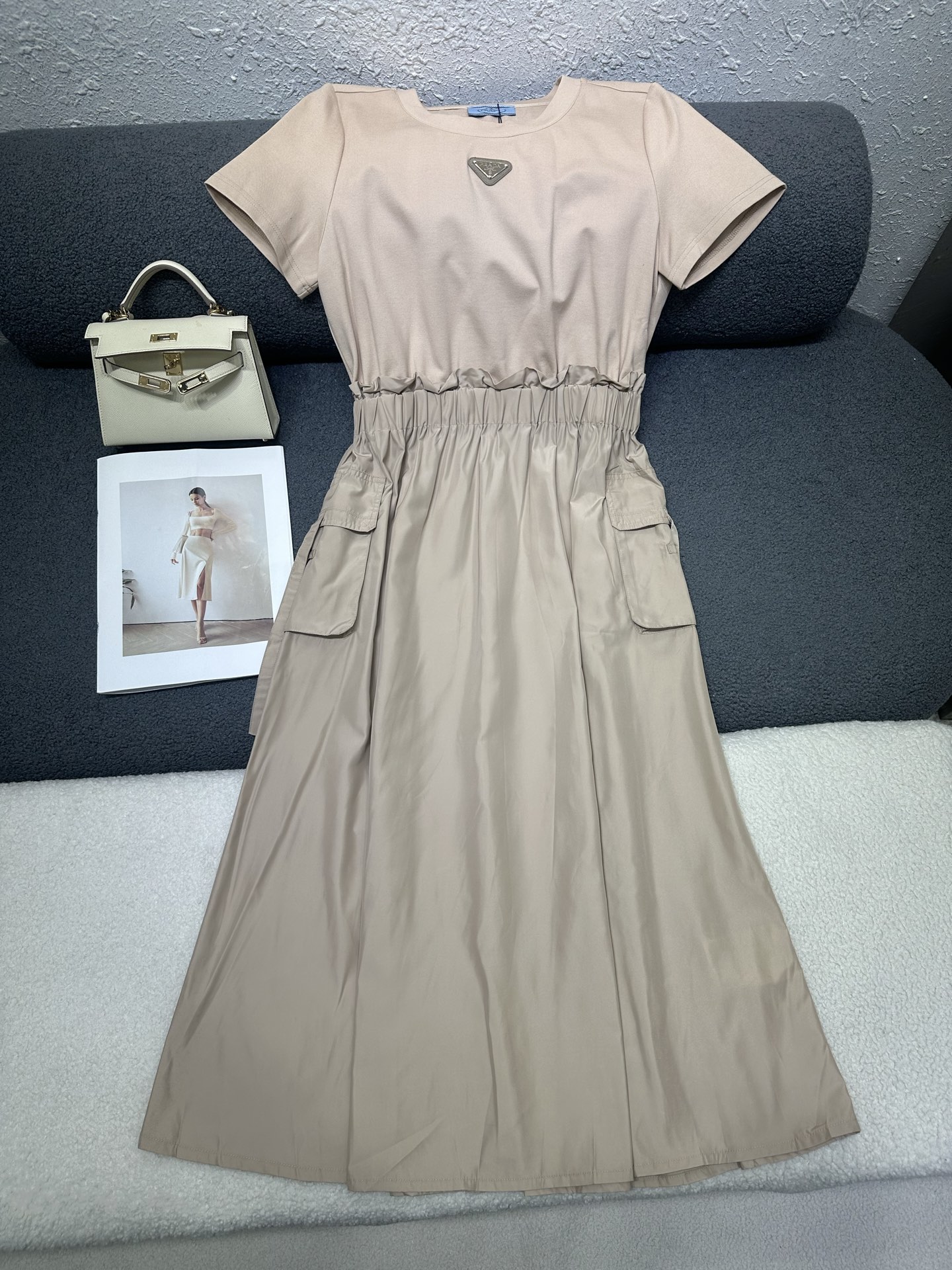 NO:869788,PRADA/Prada 2026 new summer casual dress, round neck cotton T splicing work skirt, sewn triangle logo, large work pockets on both sides designed to be casual and trendy, elastic waist to slim down and not pick your figure. Two-color SML,, prada, prada, skirts,19860909PRADA/普拉达2026夏季新款休闲连衣裙,圆领棉T拼接工装裙,缝制三角标,两侧工装大口袋设计休闲潮流,松紧腰收腰显瘦不挑身材穿 两色SML,,prada,prada,skirts,,Women's clothing