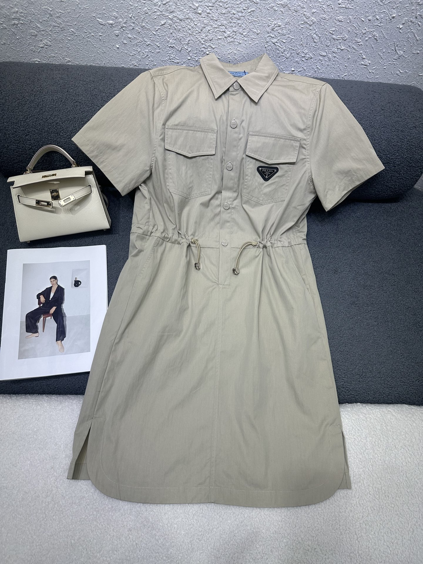 NO:869777,PRADA/Prada 2026 new summer dress, lapel work skirt, waist design with adjustable waist effect, simple and high-end style, 2 colors SML,, prada, prada, skirts,19860909PRADA/普拉达2026夏季新款连衣裙,翻领工装裙,腰围设计可调节收腰效果,版型简约高端大气,2色SML,,prada,prada,skirts,,Women's clothing