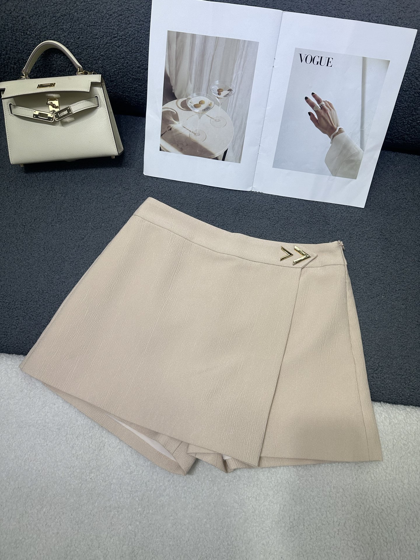 NO:870956,Valentino*2026 new summer short culottes. Customized V-shaped metal label decoration. The strap design is full of style. The pattern is versatile and basic. The fabric texture is excellent. Two-color SML, valentino, skirts,19860909Valentino*2026夏季新款短款裤裙 定制V型金属标装饰 做搭片设计洋气十足 版型百搭基础 面料质感极佳 两色SML,,valentino,skirts,,Women's clothing
