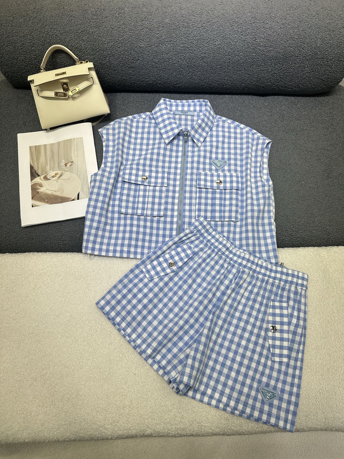 NO:870925,Prada*2026 new summer suit Lapel sleeveless top shorts Classic triangle logo decoration on chest/pant side Customized logo button matching All-over blue plaid fabric has a refreshing and clean visual feel Casual and versatile version Monochrome SML, prada, shorts,19860909Prada*2026夏季新款套装 翻领无袖上衣短裤 胸前/裤子侧边经典三角标装饰 定制logo纽扣搭配 通体蓝色格纹面料视觉感清爽干净 版型休闲百搭 单色SML,,prada,shorts,,Women's clothing