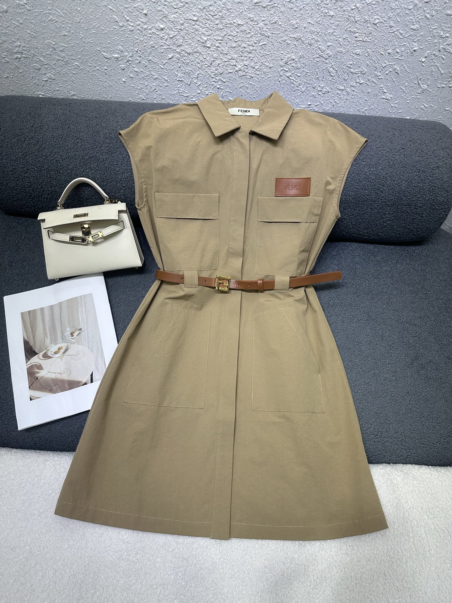 NO:870910,Fendi*2026 new summer style lapel sleeveless dress. Decorated with letter logo leather label on the chest. Matched with a customized belt. Decorated with pockets everywhere. Versatile and casual style. Monochrome SML,,fendi,skirts,19860909Fendi*2026夏季新款翻领无袖连衣裙 胸前字母logo皮标装饰 搭配定制腰带 四处口袋做装饰 版型百搭休闲 单色SML,,fendi,skirts,,Women's clothing