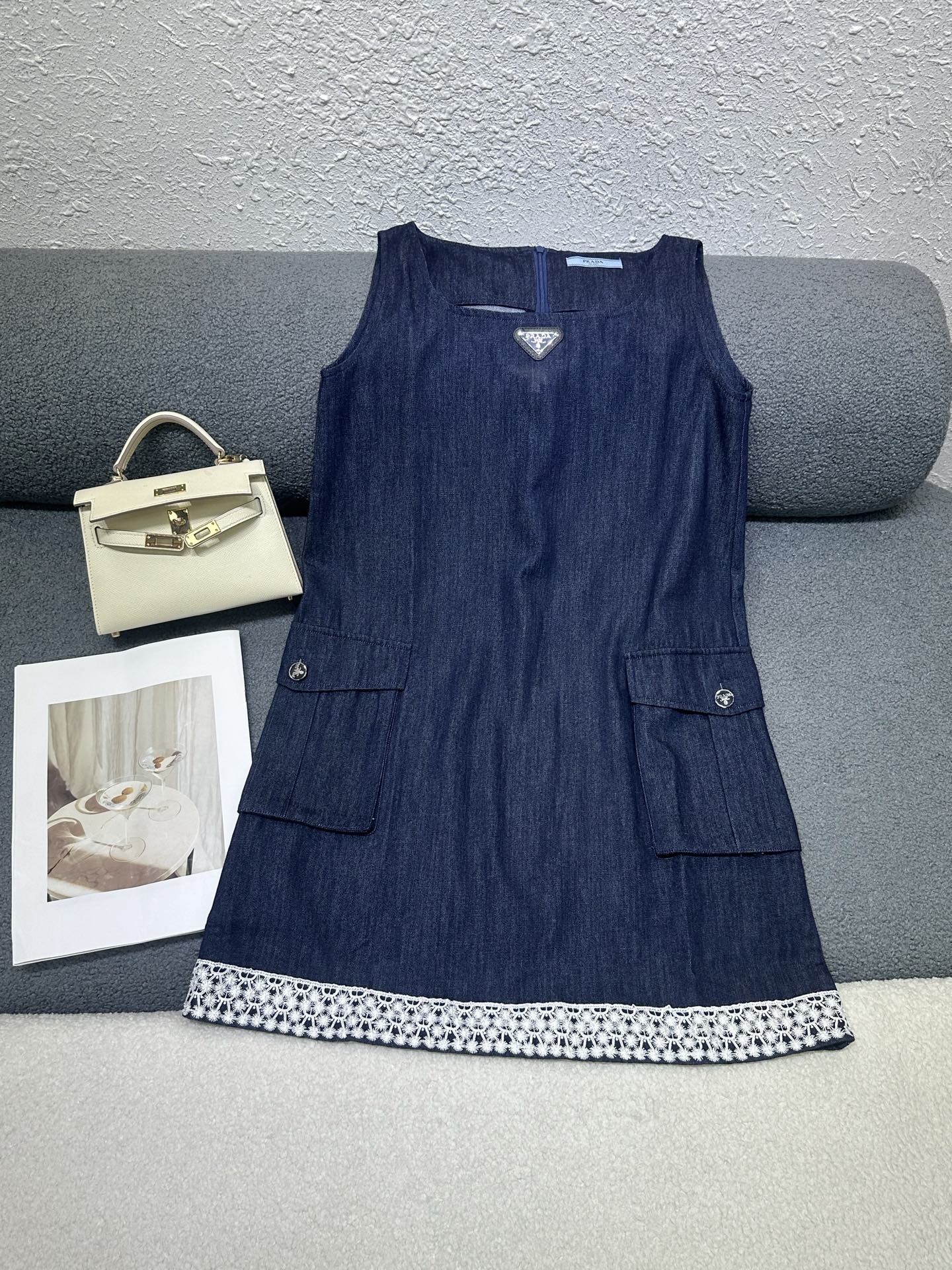 NO:870893,Fendi*2026 new summer style lapel sleeveless dress. Decorated with letter logo leather label on the chest. Matched with a customized belt. Decorated with pockets everywhere. Versatile and casual style. Monochrome SML,,fendi,skirts,19860909Fendi*2026夏季新款翻领无袖连衣裙 胸前字母logo皮标装饰 搭配定制腰带 四处口袋做装饰 版型百搭休闲 单色SML,,fendi,skirts,,Women's clothing