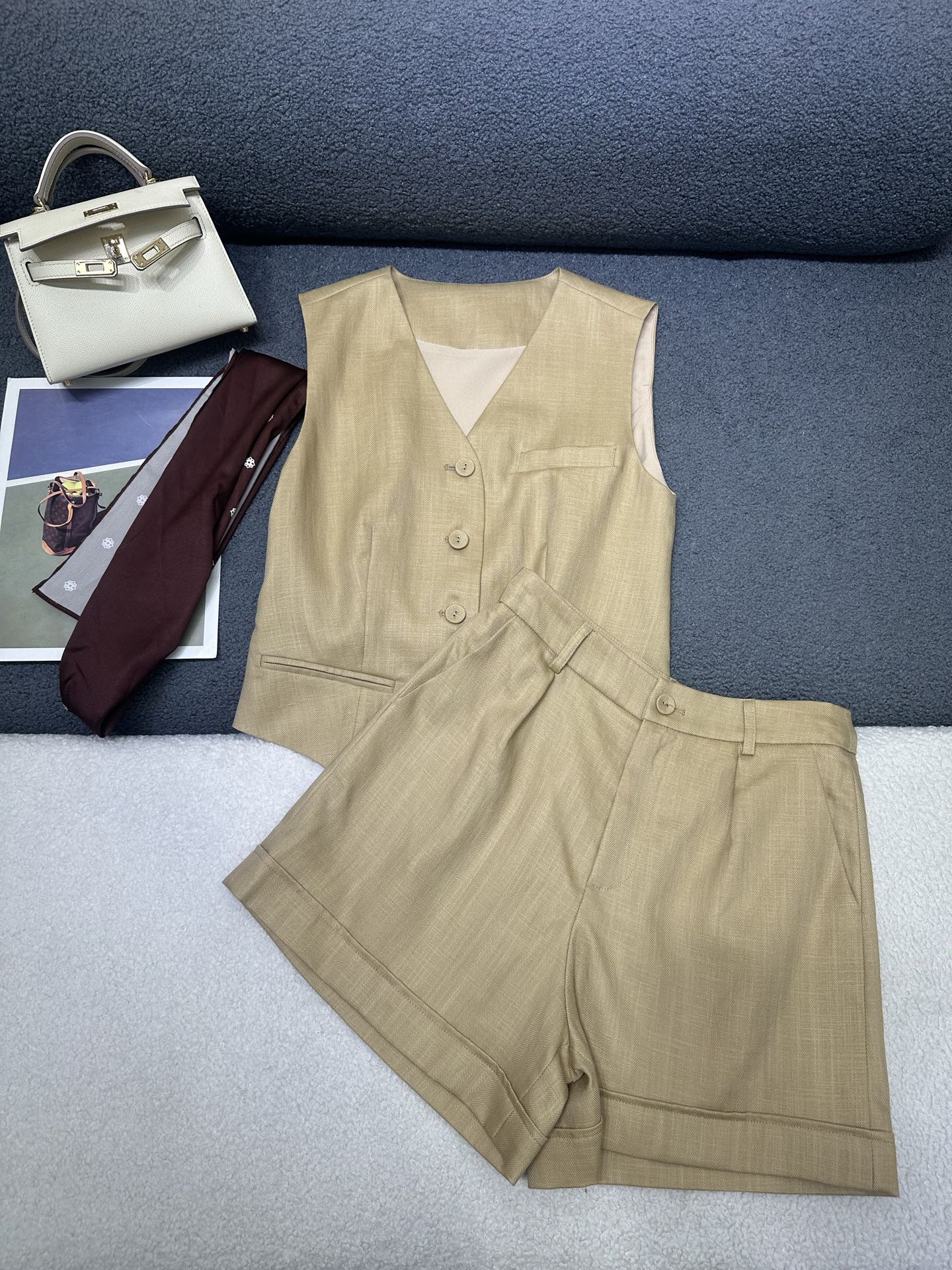 NO:872036,2026 new summer suit. Vest top and shorts. Paired with customized silk scarf. The whole body is made of cotton and linen, breathable and soft. The elastic adjustment rope is designed on the back. It is decorated with cloth covered buttons. The version is simple and versatile. Two-color SMLXL,,shorts,198609092026夏季新款套装 马甲上衣短裤 搭配定制丝巾搭配 通体棉麻质地透气柔软 后背处做松紧调节绳设计 搭配本布包扣纽扣装饰 版型简洁百搭 两色SMLXL,,shorts,,Women's clothing