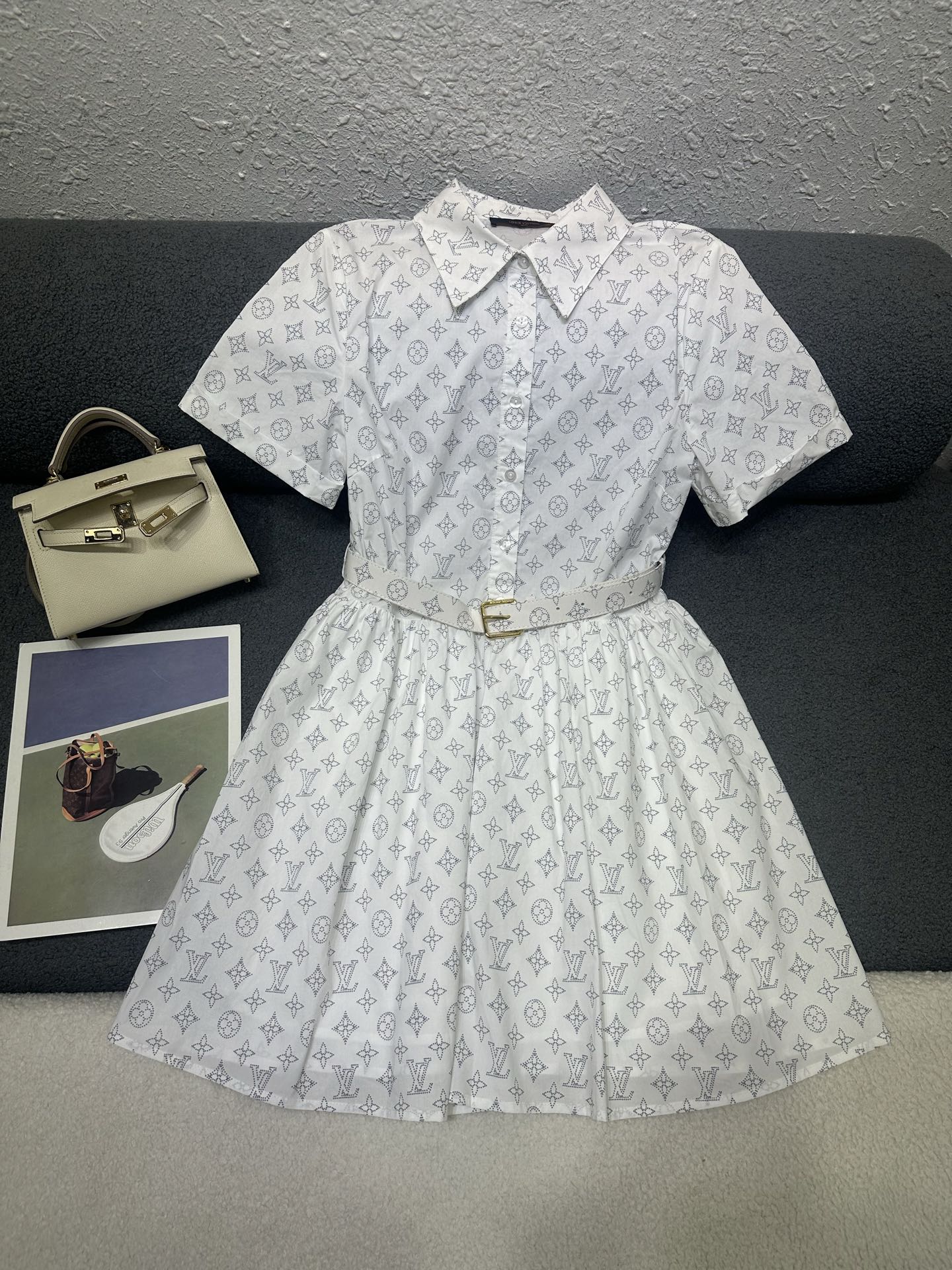 NO:872051,Louis Vuitton*2026 new summer style lapel short-sleeved dress. All-over presbyopic logo printed fabric. Matched with original cloth belt. Customized logo buckle/button matching. Full of light luxury. Versatile style for daily use. Monochrome SML, Louis Vuitton, skirts, T-shirt,19860909Louis Vuitton*2026夏季新款翻领短袖连衣裙 通体老花logo印花面料 搭配本布腰带 定制logo扣头/纽扣搭配 轻奢感十足 版型百搭日常 单色SML,,louis vuitton,skirts,T-shirt,,Women's clothing