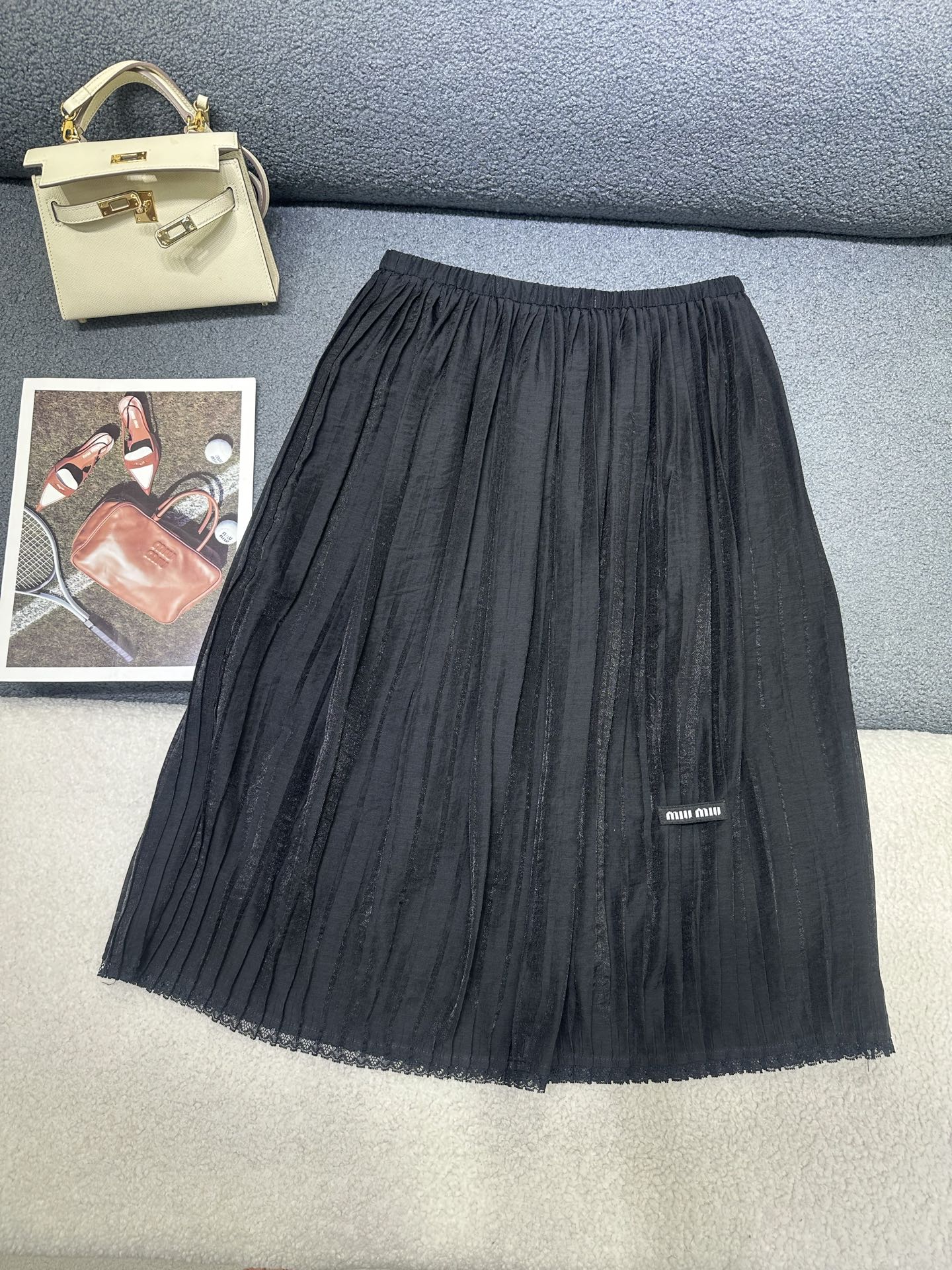 NO:873167,MiuMiu*2026 new summer style accordion skirt. The hem is decorated with letters and logos. The hem is spliced ​​with lace to add a sense of design. The silhouette looks slimmer and younger. The fabric is light and comfortable. Two-color SML,,miumiu,skirts,19860909MiuMiu*2026夏季新款风琴半裙 裙摆处字母logo小标装饰 下摆处拼接蕾丝花边增加设计感 版型显瘦减龄 面料轻薄舒适 两色SML,,miumiu,skirts,,Women's clothing