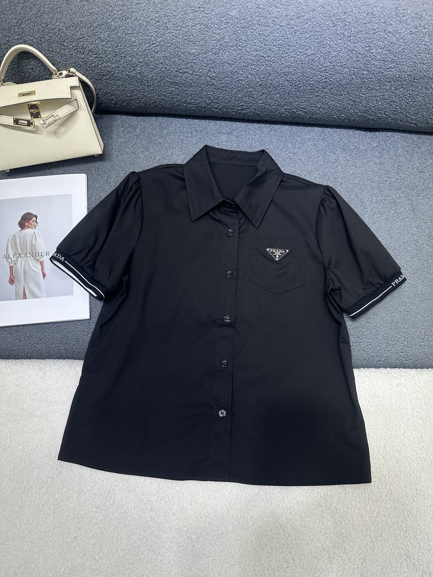 NO:874822,PRADA*2026 new summer lapel shirt, classic triangle decoration / cuff letter print decoration, upper body with age-reducing style / high quality / two colors SML,, prada, shirts,19860909PRADA*2026夏季新款翻领衬衫 经典三角牌装饰 /袖口字母印花装饰 上身减龄洋气 /高品质/两色SML,,prada,shirts,,Women's clothing