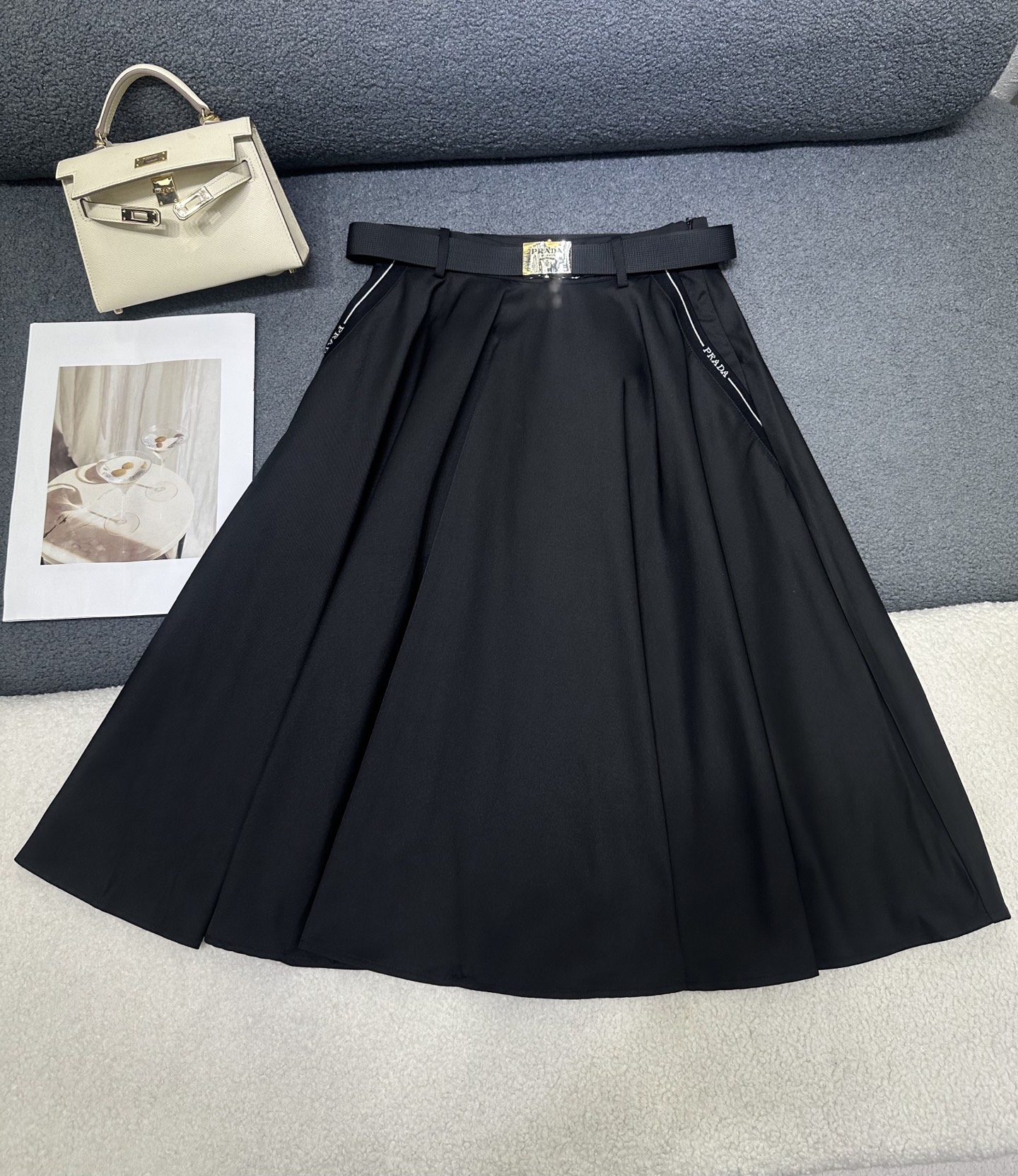 NO:874807,PRADA*2026 new summer skirt/pocket letter print decoration upper body to reduce age and style/matching belt high quality/two colors SML,,prada,skirts,19860909PRADA*2026夏季新款半裙/口袋字母印花装饰 上身减龄洋气 /搭配腰带 高品质/两色SML,,prada,skirts,,Women's clothing