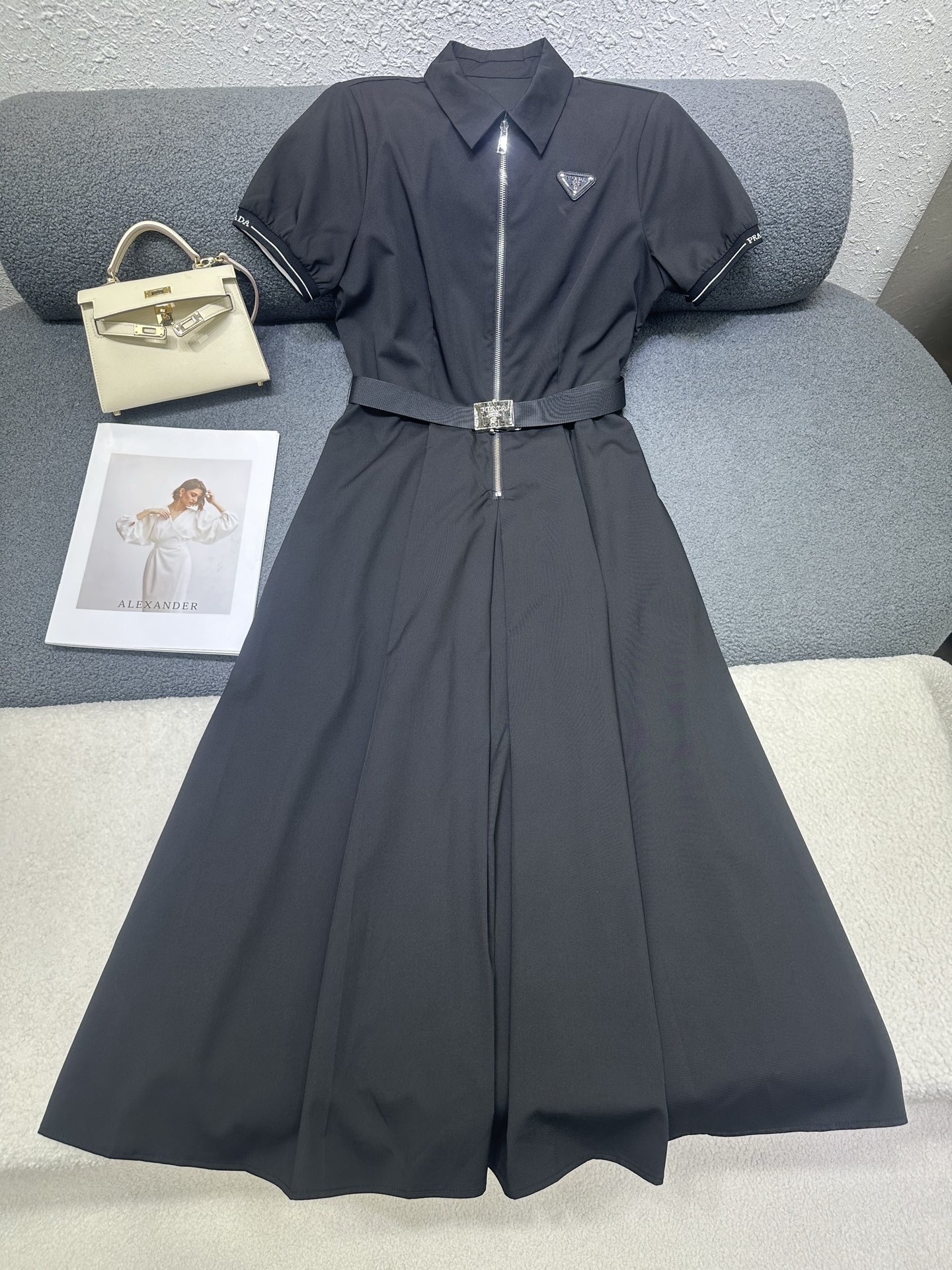 NO:874777,Prada*2026 summer dress, classic triangle logo decoration on the chest, half zipper design in the front, matching belt, two-color SML, prada, skirts,19860909Prada*2026夏季连衣裙 胸前经典三角标装饰 前中半拉链设计 搭配腰带 两色SML,,prada,skirts,,Women's clothing