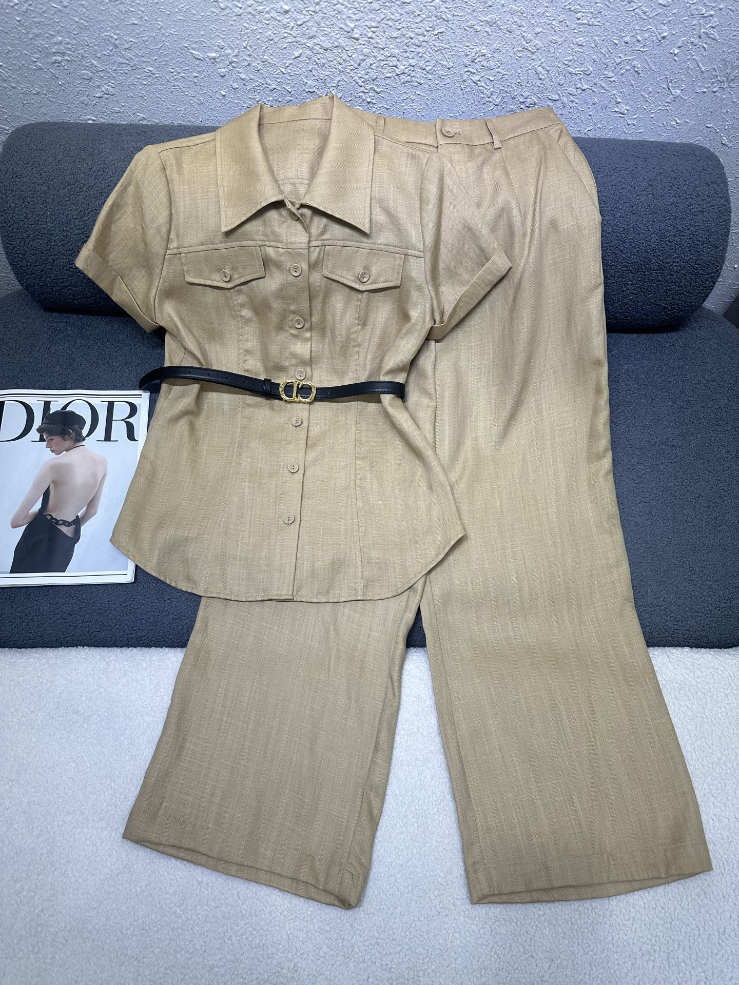 NO:874761,Dior*2026 new summer suit Lapel short-sleeved top wide-leg trousers with customized belt Two fake pockets on the chest Decorated with covered buttons The whole body is soft and breathable cotton and linen The version is very tolerant Two-color SMLXL, dior, T-shirt,19860909Dior*2026夏季新款套装 翻领短袖上衣阔腿长裤 搭配定制腰带 胸前两处假口袋装饰 搭配包扣纽扣装饰 通体棉麻质地柔软透气 版型包容性强 两色SMLXL,,dior,T-shirt,,Women's clothing