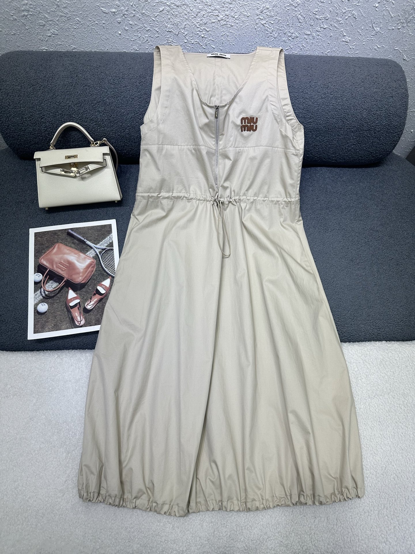 NO:874792,MiuMiu*2026 new summer style sleeveless dress. Decorated with letter logo leather label on the chest. Half-zip design. Drawstring design at the waist to adjust the elasticity. Elastic elastic design at the hem with flower buds. Fan-shaped hollow design at the back. Loose and tolerant version. Monochrome SML,,miumiu,skirts,19860909MiuMiu*2026夏季新款无袖连衣裙 胸前字母logo皮标装饰 做半拉链设计 腰部处做抽绳设计可以调节松紧 下摆处做橡筋松紧设计花苞收边 后背处做扇形镂空设计 版型宽松包容性强 单色SML,,miumiu,skirts,,Women's clothing