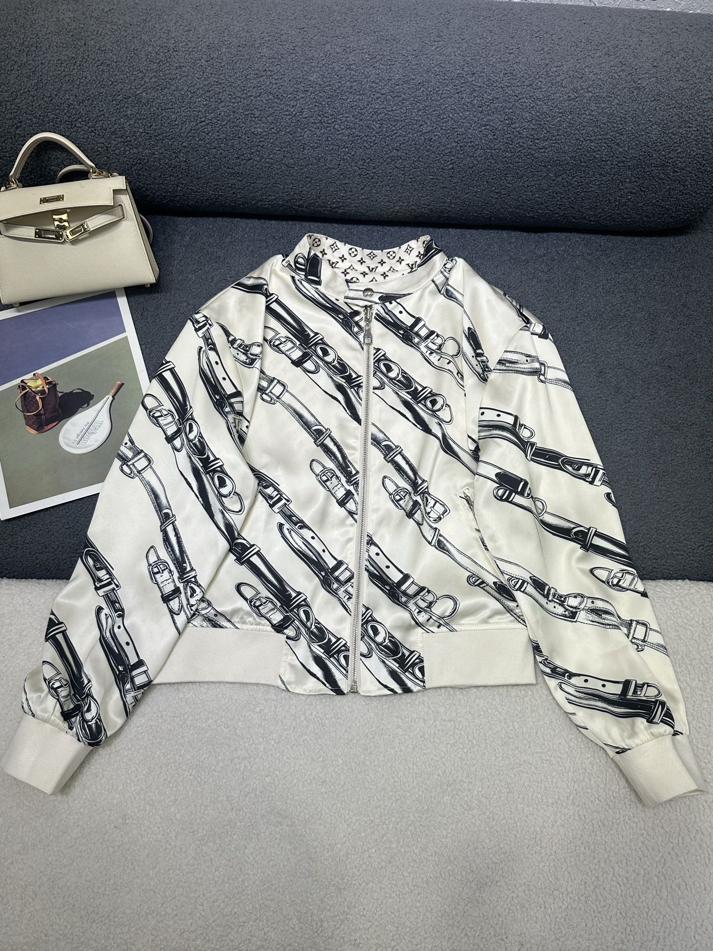 NO:876024,Louis Vuitton*2026 new summer jacket, double-sided, new belt pattern printing on one side, classic old flower logo pattern printing on one side, custom logo zipper puller/hardware accessories matching, ribbed fabric splicing at cuffs/hem, short version with full of style, monochrome SML,,louis vuitton,jackets & coats,jackets & coats,19860909Louis Vuitton*2026夏季新款夹克外套 双面穿 一面新款皮带图案印花 一面经典老花logo图案印花 定制logo拉链头/五金配饰搭配 袖口/下摆处拼接罗纹面料 短款版型洋气十足 单色SML,,louis vuitton,jackets & coats,jackets & coats,,Women's clothing
