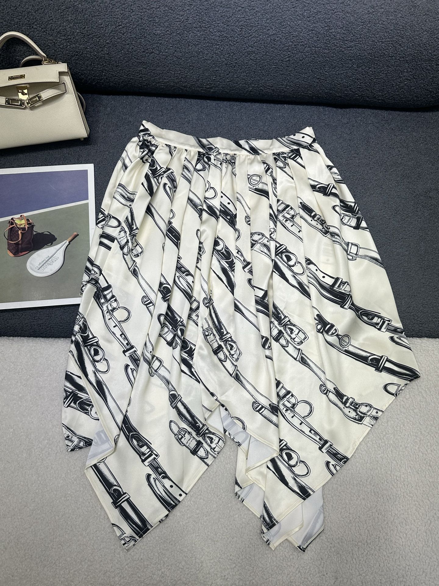 NO:876016,Louis Vuitton*2026 summer new style irregular skirt. All-over new belt pattern printing. Elastic band design on the waist. Irregular tailoring design on the skirt to increase layering. The fabric is smooth and comfortable. Monochrome SML, Louis Vuitton, skirts,19860909Louis Vuitton*2026夏季新款不规则半裙 通体新款皮带图案印花 腰头做松紧橡筋设计 裙摆做不规则剪裁设计增加层次感 面料顺滑舒适 单色SML,,louis vuitton,skirts,,Women's clothing