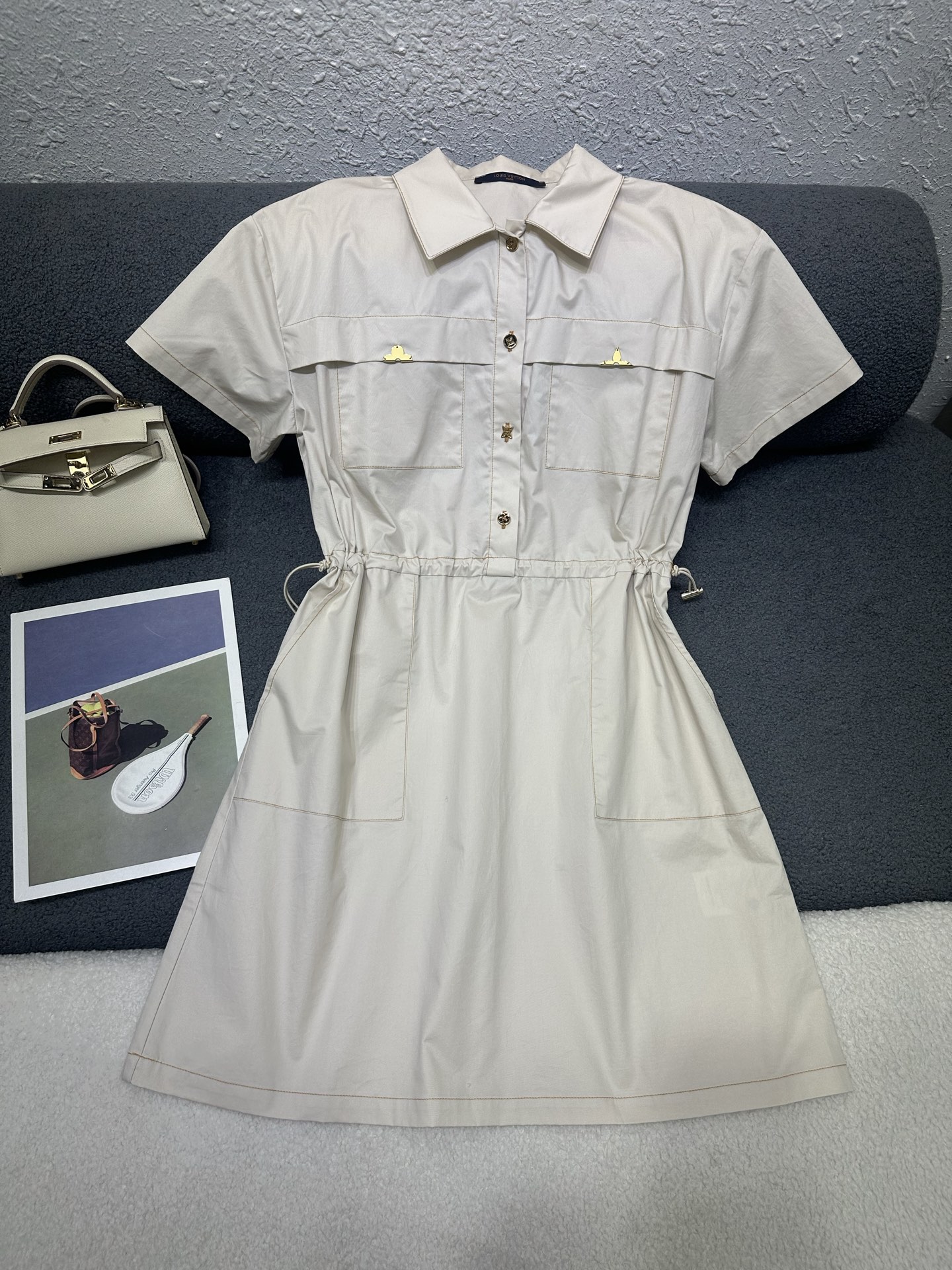 NO:876050,Louis Vuitton*2026 new summer style lapel short-sleeved dress. Customized metal logos and embellishments on the pockets. Customized four-pointed star metal buttons. The drawstring design at the waist can adjust the tightness. The version is simple and tolerant. The cotton fabric is breathable and comfortable. Monochrome SML, Louis Vuitton, skirts, T-shirt,19860909Louis Vuitton*2026夏季新款翻领短袖连衣裙 口袋处定制金属标搭配点缀 定制四芒星金属纽扣搭配 腰部处做抽绳设计可以调节松紧 版型简洁包容性强 棉质面料透气舒适 单色SML,,louis vuitton,skirts,T-shirt,,Women's clothing