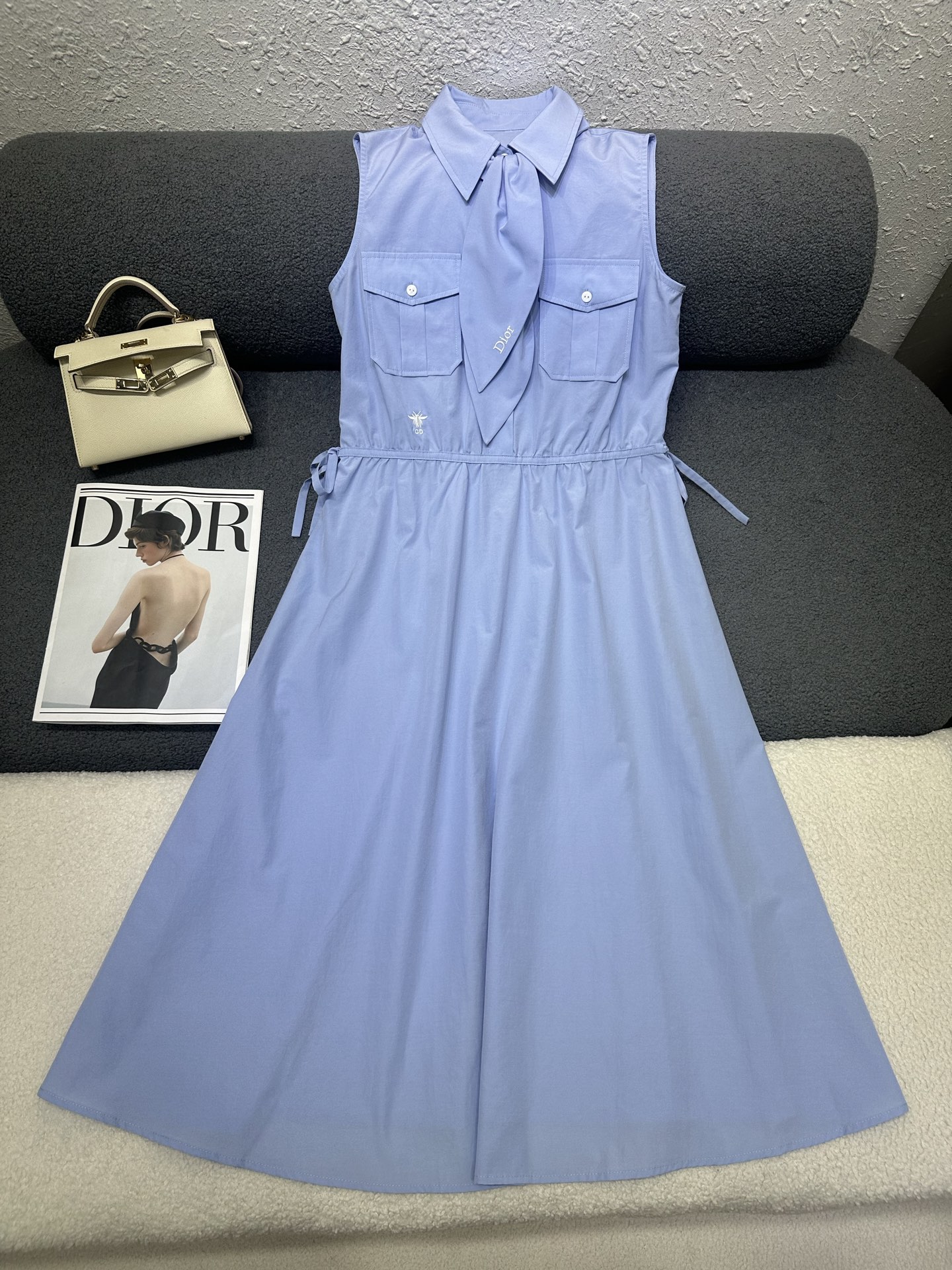 NO:875989,Dior*2026 new summer style lapel sleeveless dress. Classic bee embroidery embellishment at the waist. Paired with original fabric ribbon. Letter logo embroidery decoration on the ribbon. It can be tied loosely. There is a rope at the waist to tighten the waist at will. The version is gentle and age-reducing. The color is fresh and elegant. Monochrome SML, dior, skirts,19860909Dior*2026夏季新款翻领无袖连衣裙 腰部处经典小蜜蜂刺绣点缀装饰 搭配本布飘带 飘带处字母logo刺绣装饰 可系可松 腰部有绳子随心收腰 版型温柔减龄 颜色清新淡雅 单色SML,,dior,skirts,,Women's clothing