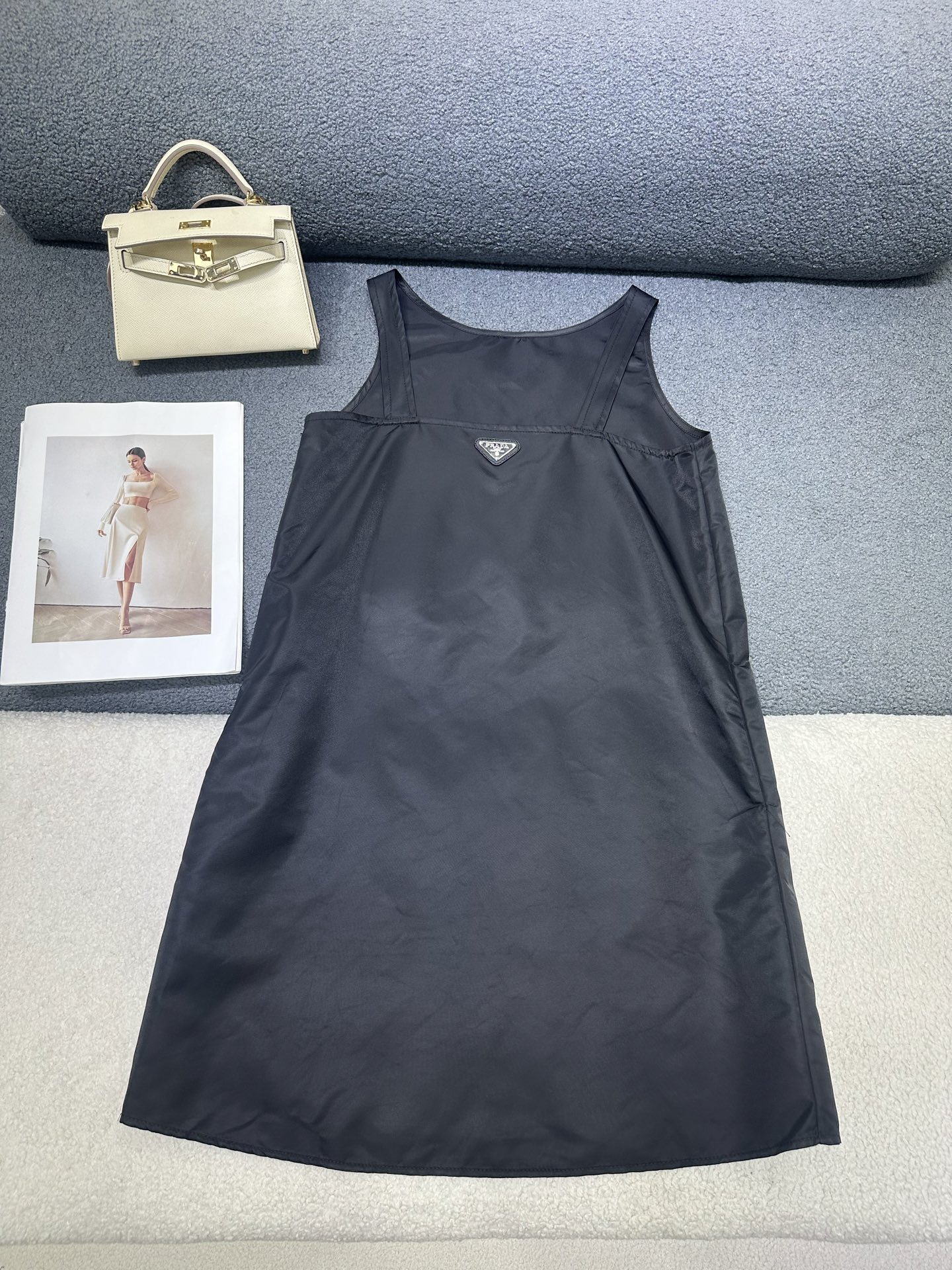 NO:875977,Prada*2026 new summer vest dress, classic triangle logo decoration on the chest, thin nylon fabric, light and comfortable, simple and tolerant style, single color SML, prada, skirts,19860909Prada*2026夏季新款背心连衣裙 胸前经典三角标装饰 通体薄款尼龙面料轻薄舒适 版型简约包容性强 单色SML,,prada,skirts,,Women's clothing