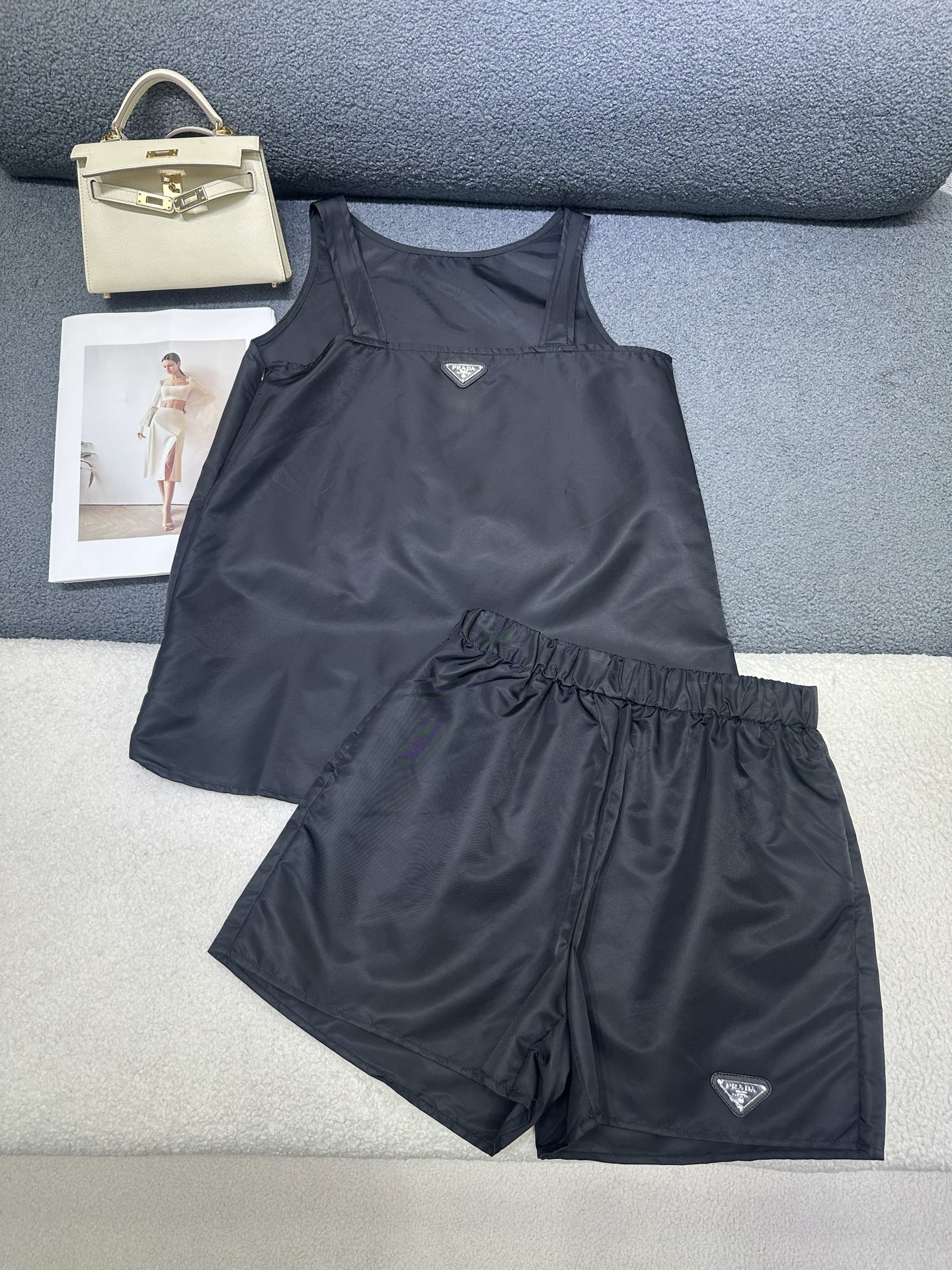 NO:875966,Prada*2026 new summer suit, vest top and shorts, classic triangle logo decoration on the chest/shorts side, all-over thin nylon fabric, light and comfortable, loose, simple and tolerant, single color SML,, prada, shorts,19860909Prada*2026夏季新款套装 背心上衣短裤 胸前/短裤侧边经典三角标装饰 通体薄款尼龙面料轻薄舒适 版型宽松简洁包容性强 单色SML,,prada,shorts,,Women's clothing